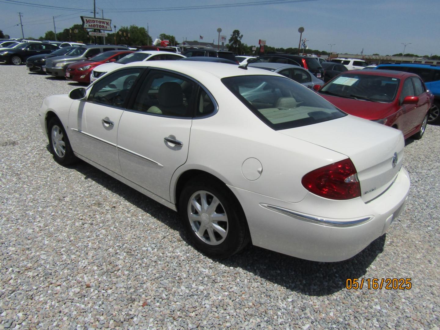 2006 White Buick LaCrosse CXL (2G4WD582661) with an 3.8L V6 OHV 12V engine, Automatic transmission, located at 15016 S Hwy 231, Midland City, AL, 36350, (334) 983-3001, 31.306210, -85.495277 - Photo#5
