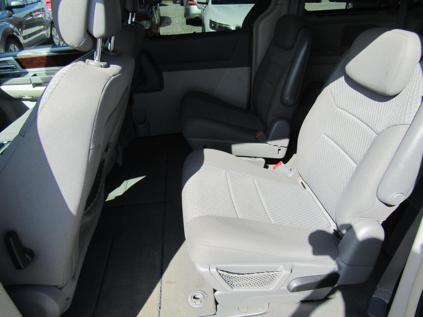 2010 Gray Chrysler Town & Country Touring (2A4RR5DX4AR) with an 4.0L V6 SOHC 24V engine, Automatic transmission, located at 15016 S Hwy 231, Midland City, AL, 36350, (334) 983-3001, 31.306210, -85.495277 - Photo#4