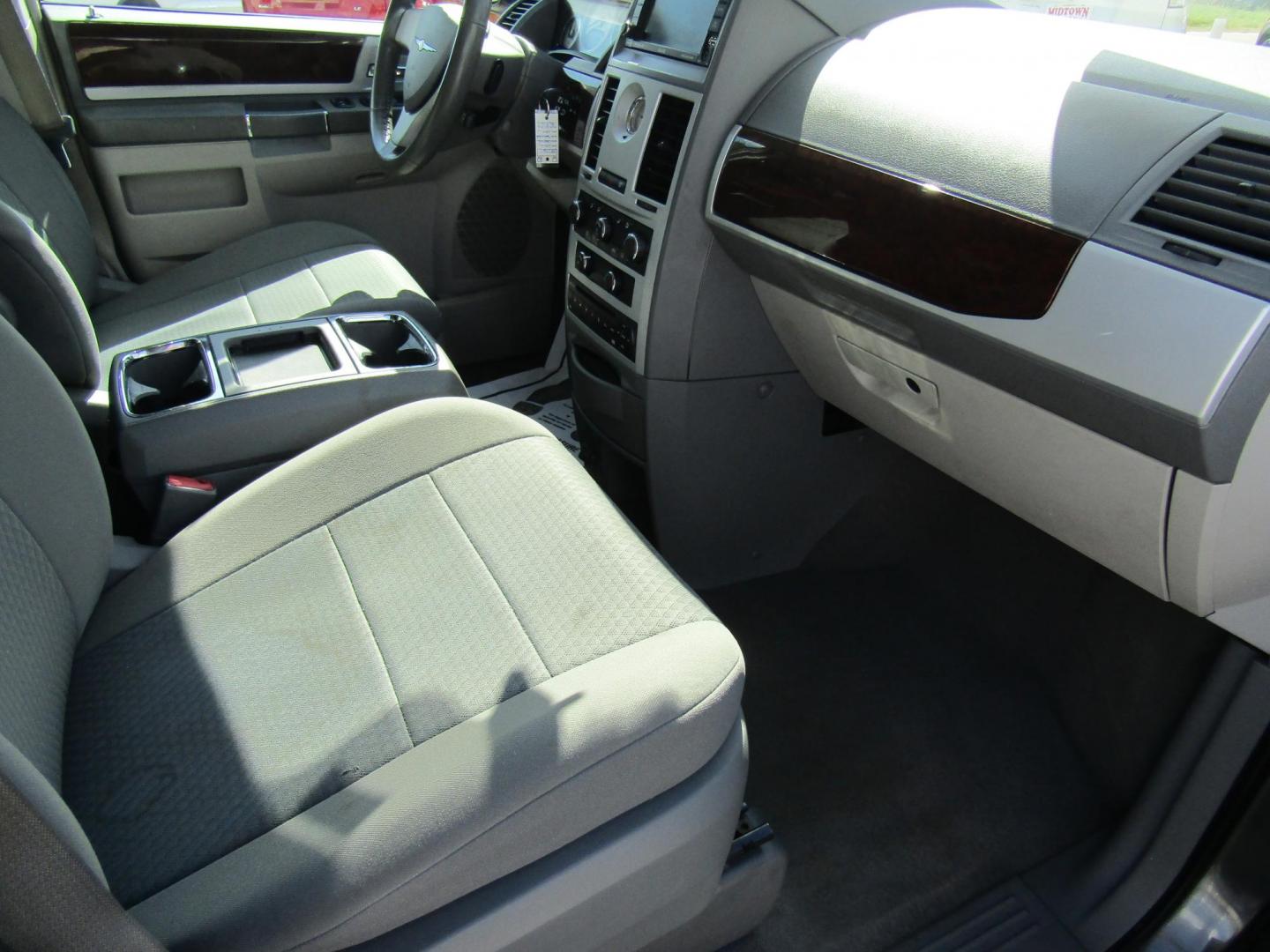 2010 Gray Chrysler Town & Country Touring (2A4RR5DX4AR) with an 4.0L V6 SOHC 24V engine, Automatic transmission, located at 15016 S Hwy 231, Midland City, AL, 36350, (334) 983-3001, 31.306210, -85.495277 - Photo#8