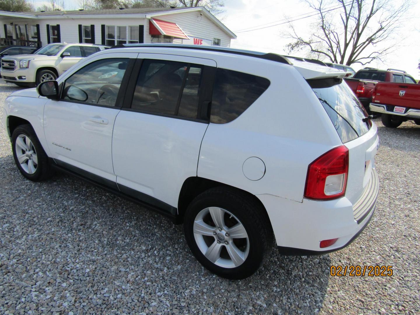 2011 WHITE Jeep Compass Sport FWD (1J4NT1FB5BD) with an 2.4L L4 DOHC 16V engine, Automatic transmission, located at 15016 S Hwy 231, Midland City, AL, 36350, (334) 983-3001, 31.306210, -85.495277 - Photo#5
