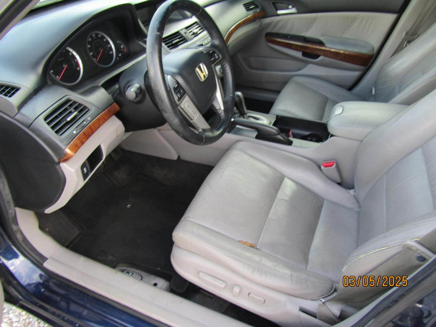 2011 Blue Honda Accord EX-L Sedan AT (1HGCP2F82BA) with an 2.4L L4 DOHC 16V engine, Automatic transmission, located at 15016 S Hwy 231, Midland City, AL, 36350, (334) 983-3001, 31.306210, -85.495277 - Photo#5