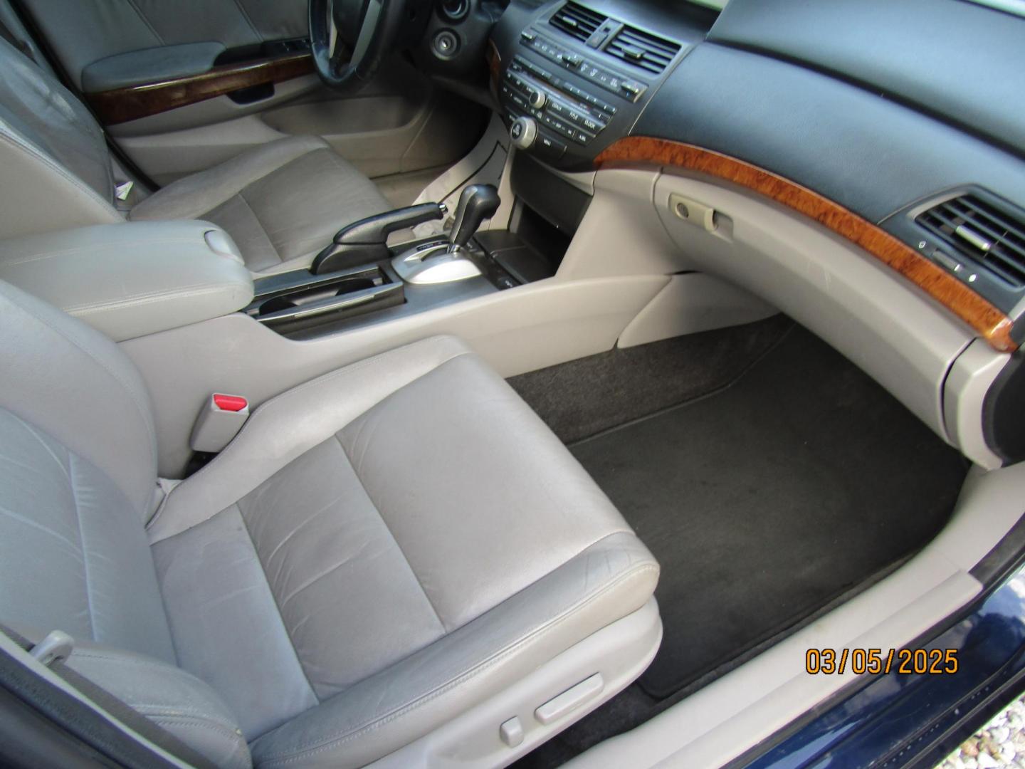 2011 Blue Honda Accord EX-L Sedan AT (1HGCP2F82BA) with an 2.4L L4 DOHC 16V engine, Automatic transmission, located at 15016 S Hwy 231, Midland City, AL, 36350, (334) 983-3001, 31.306210, -85.495277 - Photo#9
