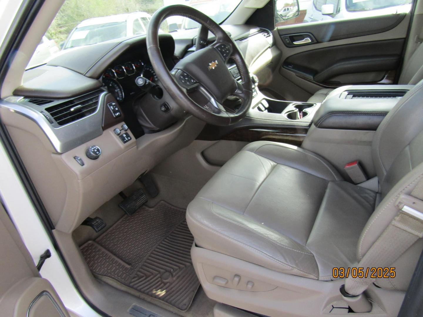 2015 WHITE Chevrolet Tahoe LT 2WD (1GNSCBKC9FR) with an 5.3L V8 OHV 16V engine, Automatic transmission, located at 15016 S Hwy 231, Midland City, AL, 36350, (334) 983-3001, 31.306210, -85.495277 - Photo#3