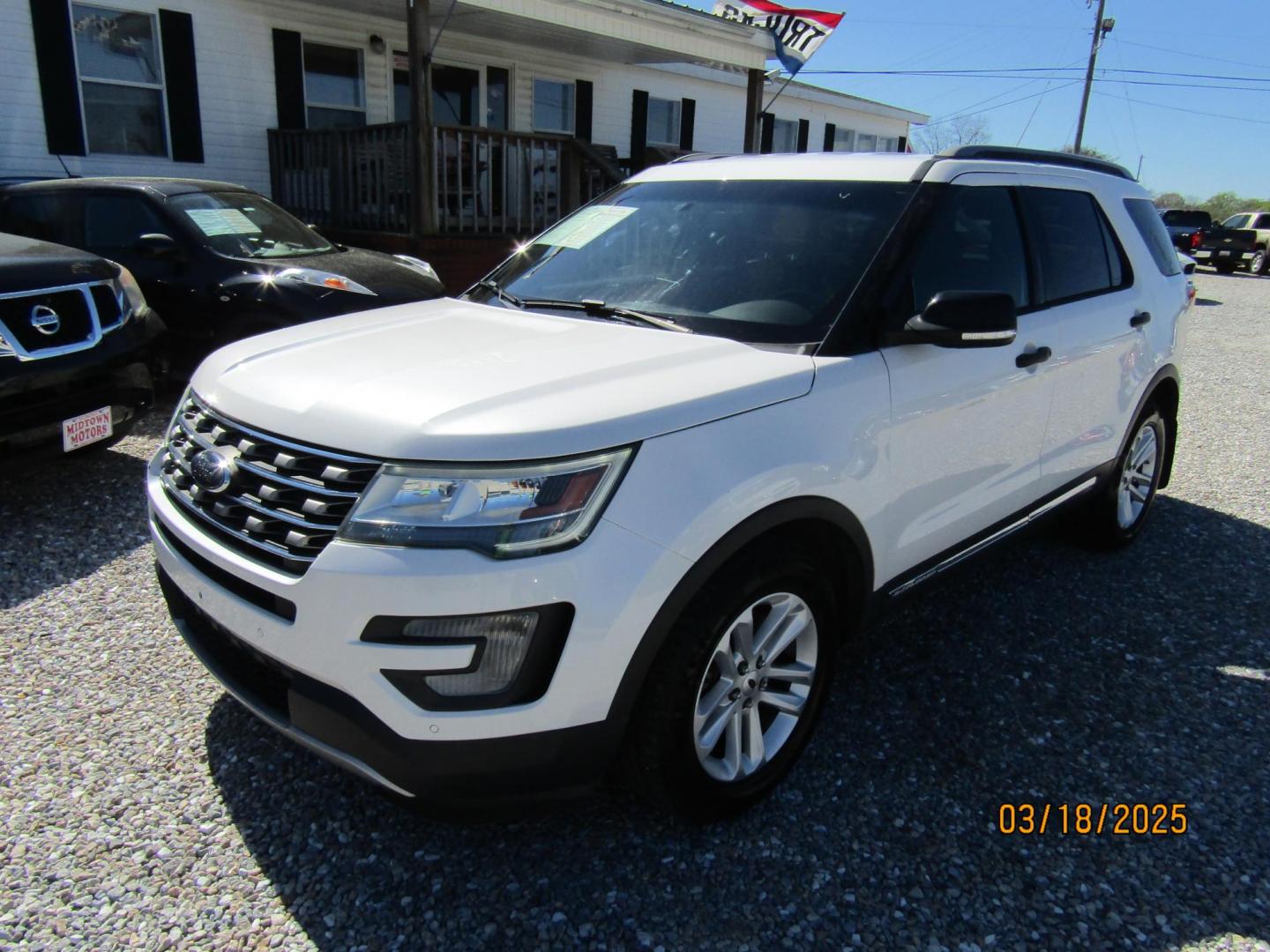 2016 White Ford Explorer XLT FWD (1FM5K7D85GG) with an 3.5L V6 DOHC 24V engine, Automatic transmission, located at 15016 S Hwy 231, Midland City, AL, 36350, (334) 983-3001, 31.306210, -85.495277 - Photo#2
