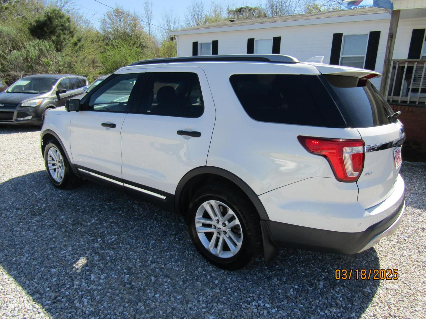 2016 White Ford Explorer XLT FWD (1FM5K7D85GG) with an 3.5L V6 DOHC 24V engine, Automatic transmission, located at 15016 S Hwy 231, Midland City, AL, 36350, (334) 983-3001, 31.306210, -85.495277 - Photo#5