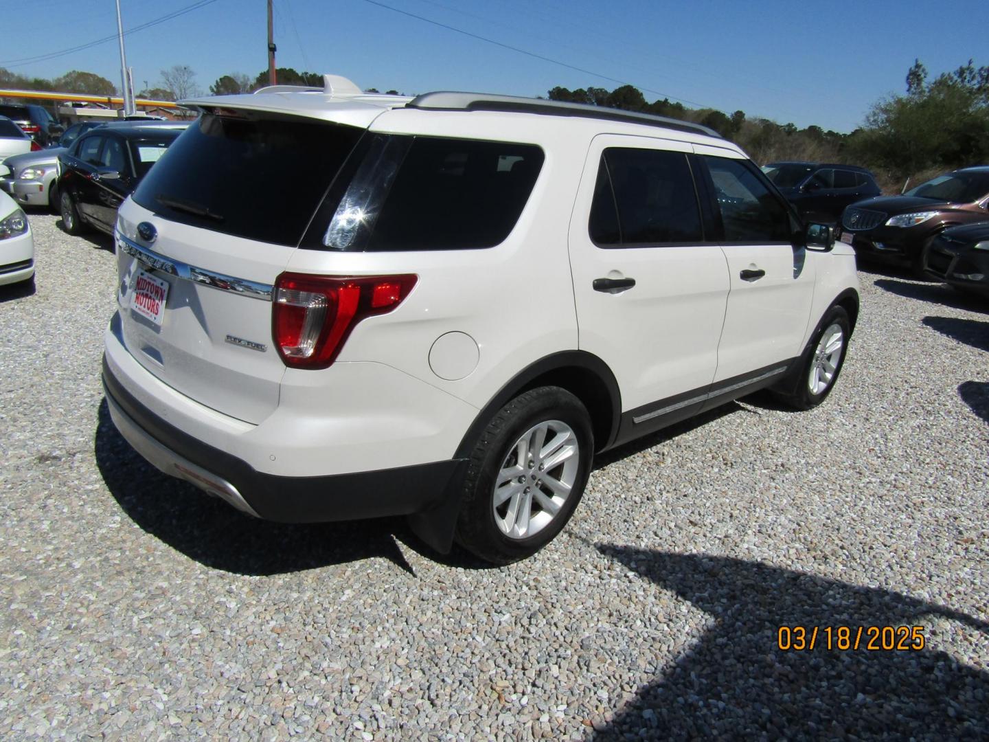 2016 White Ford Explorer XLT FWD (1FM5K7D85GG) with an 3.5L V6 DOHC 24V engine, Automatic transmission, located at 15016 S Hwy 231, Midland City, AL, 36350, (334) 983-3001, 31.306210, -85.495277 - Photo#7