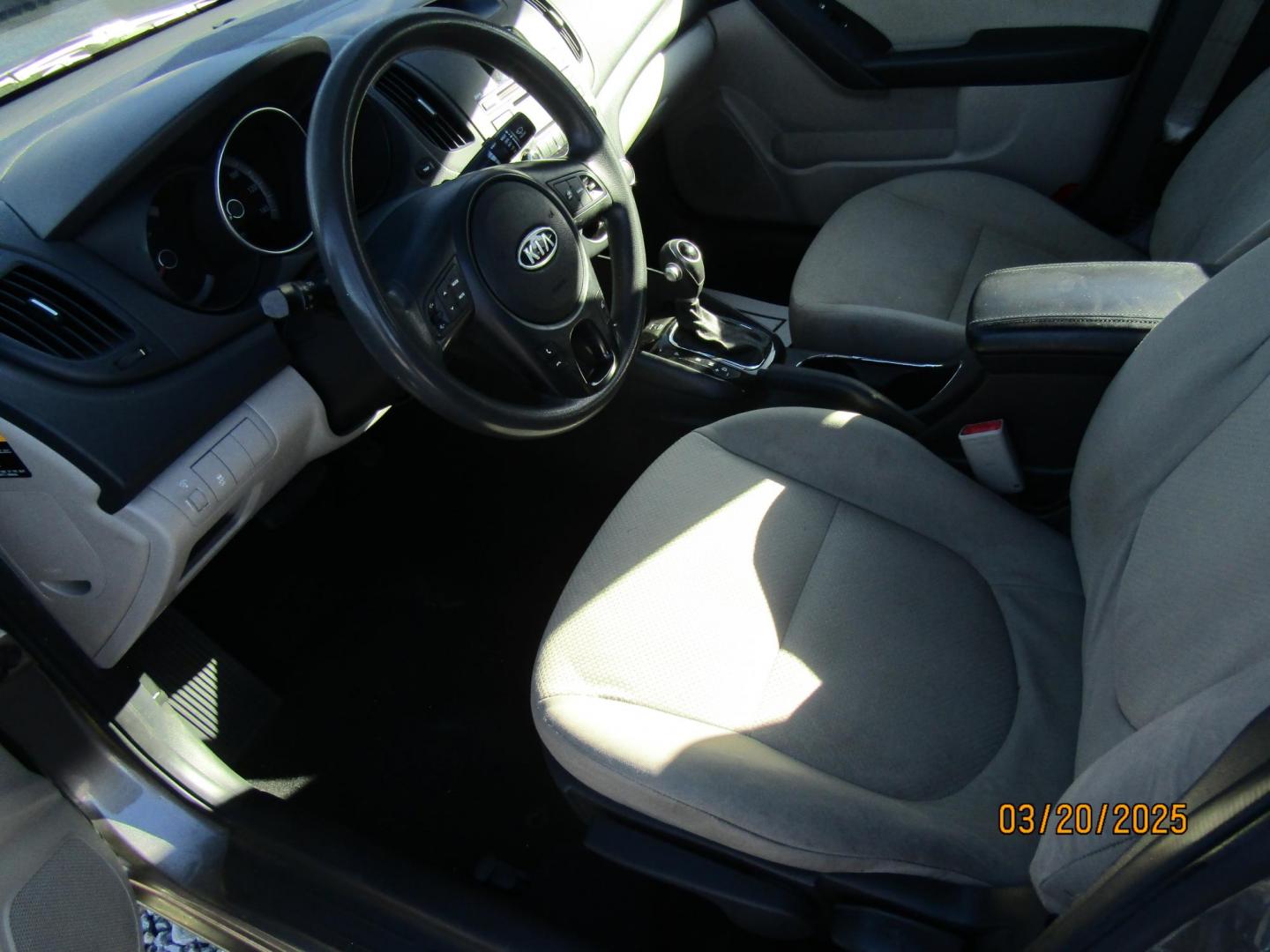 2011 Silver Kia Forte EX (KNAFU4A21B5) with an 2.0L L4 DOHC 16V engine, Automatic transmission, located at 15016 S Hwy 231, Midland City, AL, 36350, (334) 983-3001, 31.306210, -85.495277 - Photo#2