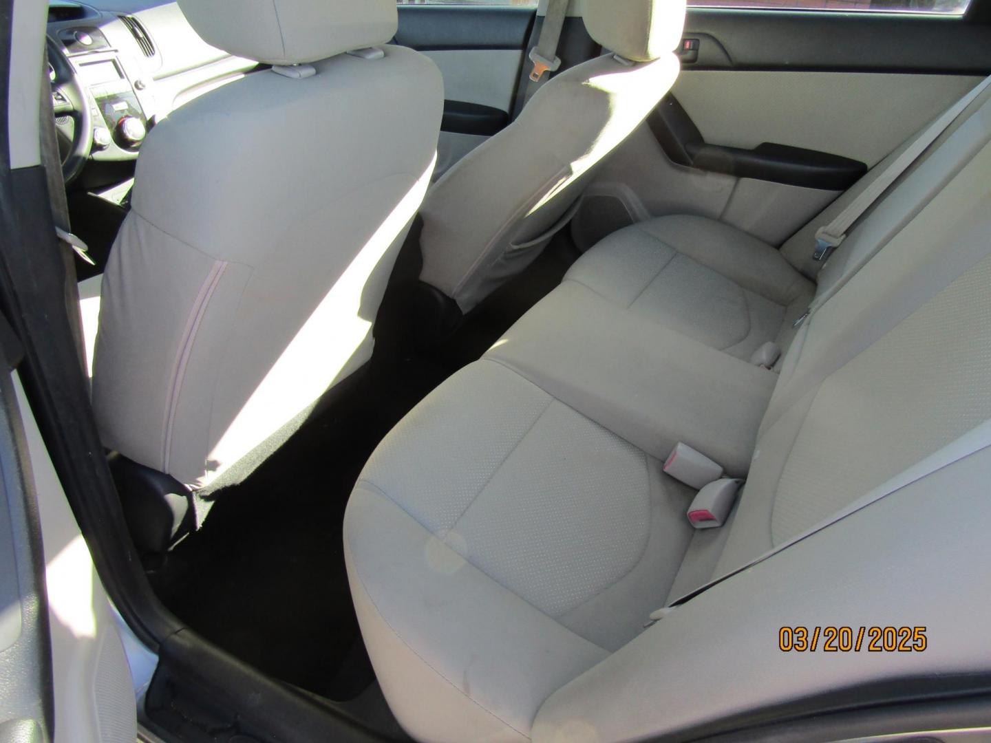 2011 Silver Kia Forte EX (KNAFU4A21B5) with an 2.0L L4 DOHC 16V engine, Automatic transmission, located at 15016 S Hwy 231, Midland City, AL, 36350, (334) 983-3001, 31.306210, -85.495277 - Photo#3