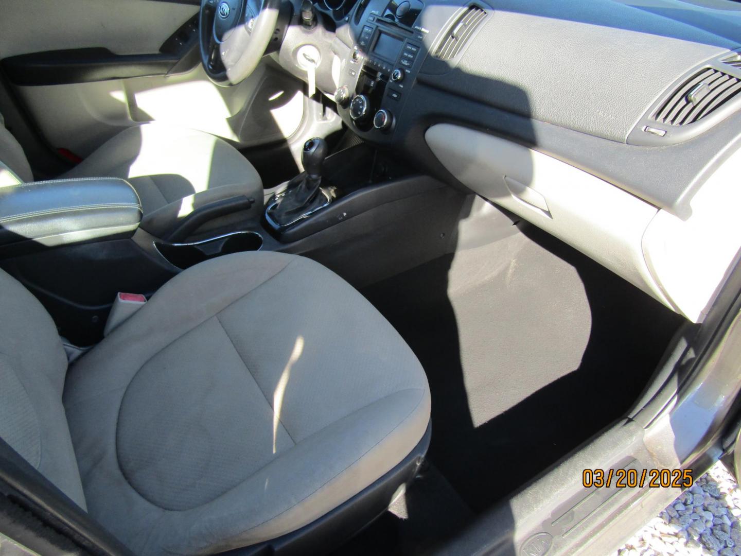 2011 Silver Kia Forte EX (KNAFU4A21B5) with an 2.0L L4 DOHC 16V engine, Automatic transmission, located at 15016 S Hwy 231, Midland City, AL, 36350, (334) 983-3001, 31.306210, -85.495277 - Photo#7