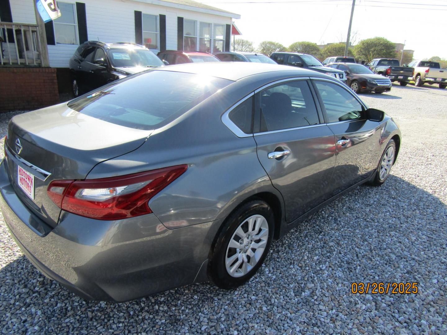 2018 Gray Nissan Altima 2.5 (1N4AL3AP6JC) with an 2.5L L4 DOHC 16V engine, Automatic transmission, located at 15016 S Hwy 231, Midland City, AL, 36350, (334) 983-3001, 31.306210, -85.495277 - Photo#5