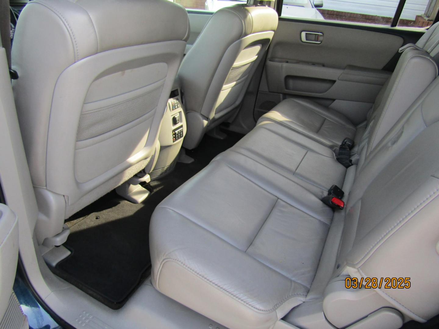 2011 Blue Honda Pilot EX-L 2WD 5-Spd AT with DVD (5FNYF3H69BB) with an 3.5L V6 SOHC 24V engine, Automatic transmission, located at 15016 S Hwy 231, Midland City, AL, 36350, (334) 983-3001, 31.306210, -85.495277 - Photo#4