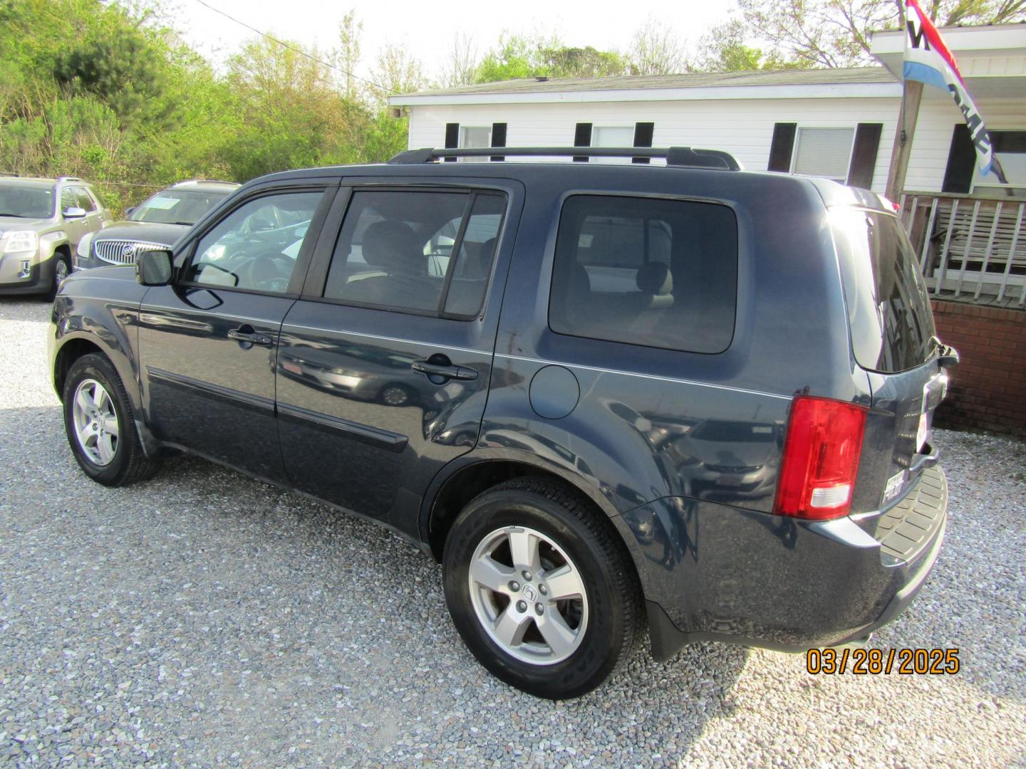 2011 Blue Honda Pilot EX-L 2WD 5-Spd AT with DVD (5FNYF3H69BB) with an 3.5L V6 SOHC 24V engine, Automatic transmission, located at 15016 S Hwy 231, Midland City, AL, 36350, (334) 983-3001, 31.306210, -85.495277 - Photo#5