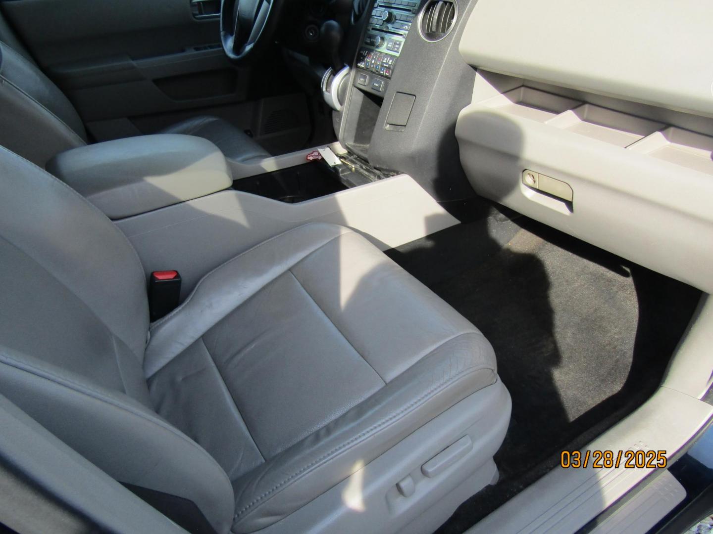 2011 Blue Honda Pilot EX-L 2WD 5-Spd AT with DVD (5FNYF3H69BB) with an 3.5L V6 SOHC 24V engine, Automatic transmission, located at 15016 S Hwy 231, Midland City, AL, 36350, (334) 983-3001, 31.306210, -85.495277 - Photo#9