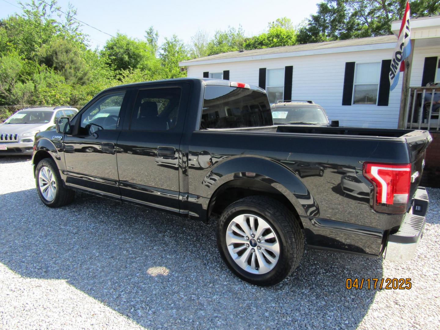 2015 Black Ford F-150 XLT SuperCrew 6.5-ft. Bed 4WD (1FTEW1CG9FF) with an 3.5L V6 TURBO engine, Automatic transmission, located at 15016 S Hwy 231, Midland City, AL, 36350, (334) 983-3001, 31.306210, -85.495277 - Photo#5