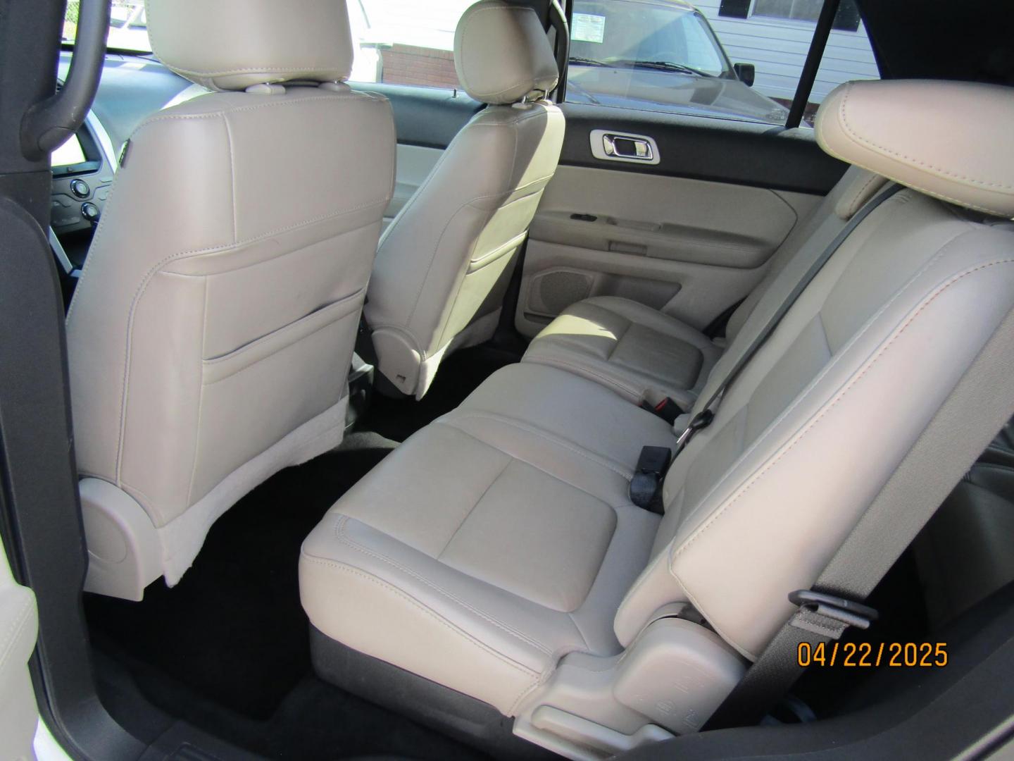 2014 WHITE Ford Explorer XLT FWD (1FM5K7D85EG) with an 3.5L V6 DOHC 24V engine, Automatic transmission, located at 15016 S Hwy 231, Midland City, AL, 36350, (334) 983-3001, 31.306210, -85.495277 - Photo#4