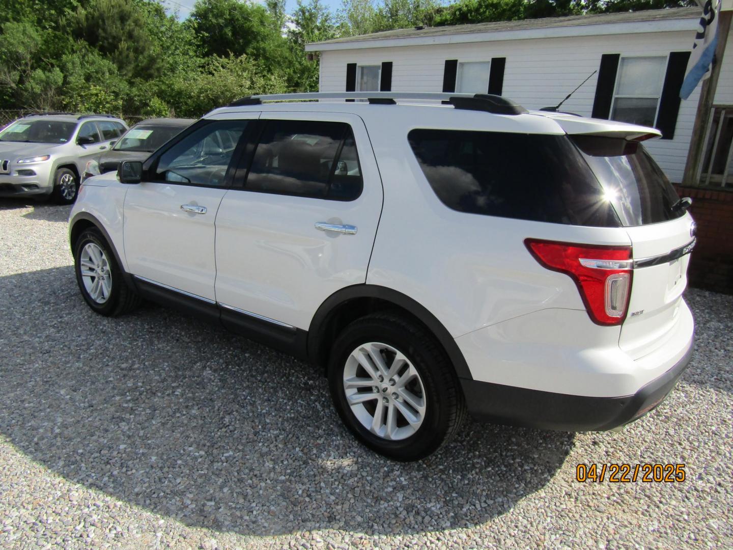 2014 WHITE Ford Explorer XLT FWD (1FM5K7D85EG) with an 3.5L V6 DOHC 24V engine, Automatic transmission, located at 15016 S Hwy 231, Midland City, AL, 36350, (334) 983-3001, 31.306210, -85.495277 - Photo#5