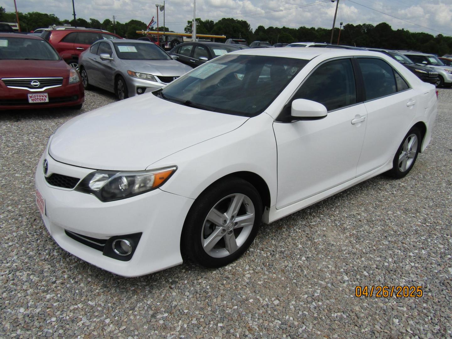 2014 WHITE Toyota Camry SE (4T1BF1FK2EU) with an 2.5L L4 DOHC 16V engine, Automatic transmission, located at 15016 S Hwy 231, Midland City, AL, 36350, (334) 983-3001, 31.306210, -85.495277 - Photo#2