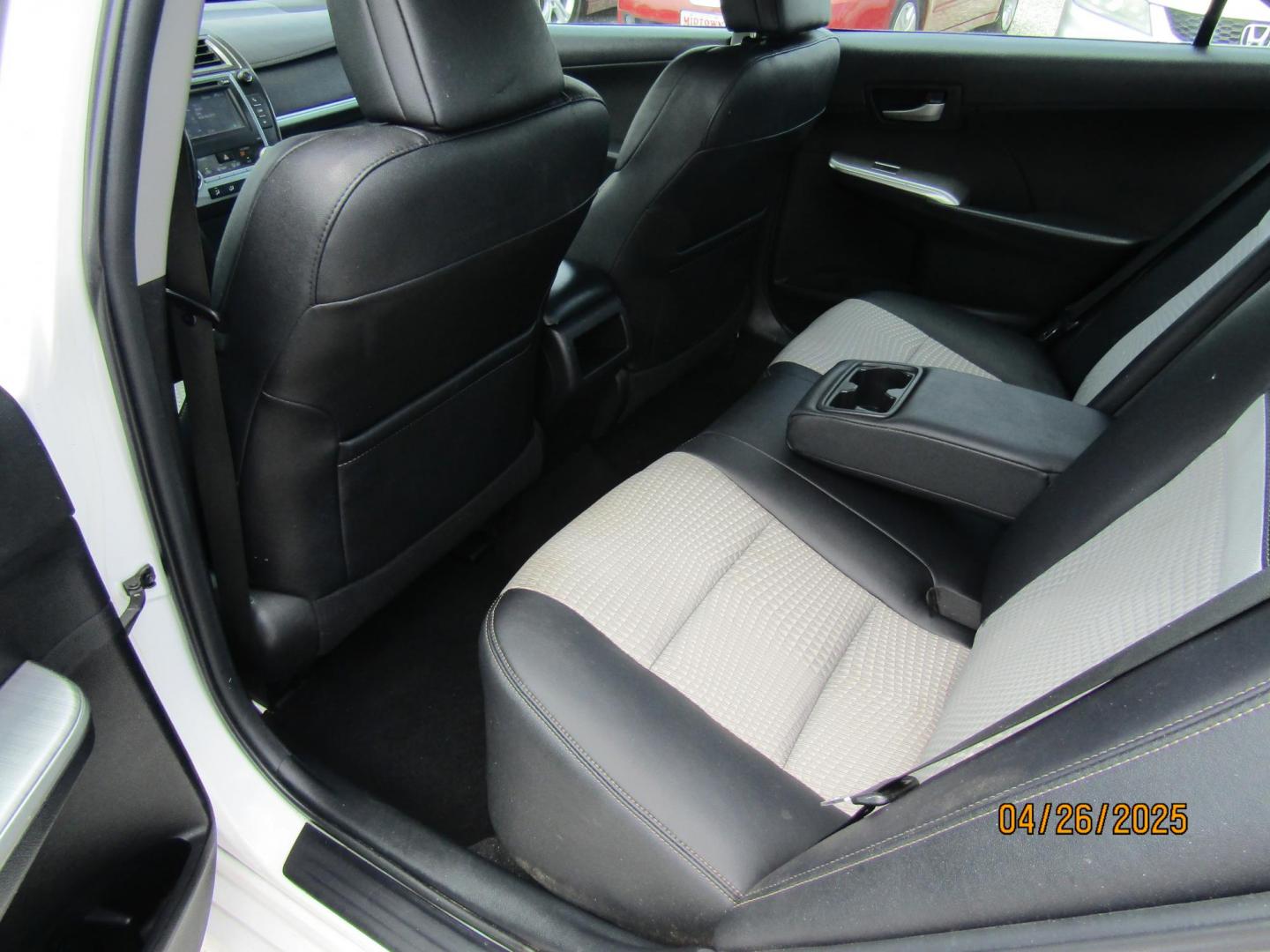 2014 WHITE Toyota Camry SE (4T1BF1FK2EU) with an 2.5L L4 DOHC 16V engine, Automatic transmission, located at 15016 S Hwy 231, Midland City, AL, 36350, (334) 983-3001, 31.306210, -85.495277 - Photo#4