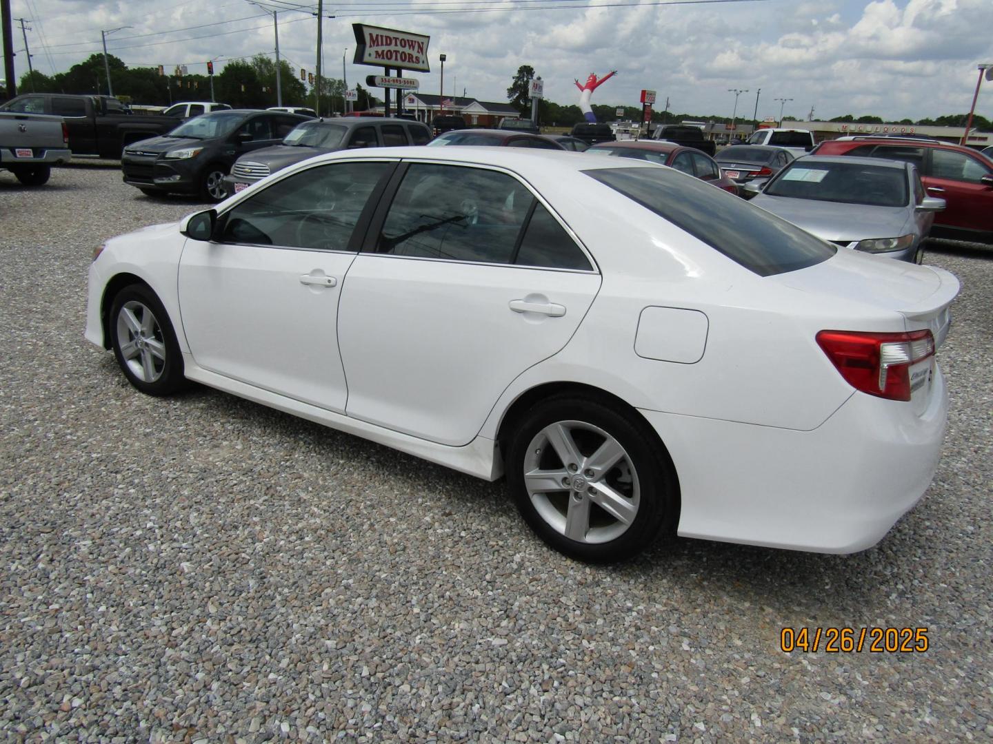2014 WHITE Toyota Camry SE (4T1BF1FK2EU) with an 2.5L L4 DOHC 16V engine, Automatic transmission, located at 15016 S Hwy 231, Midland City, AL, 36350, (334) 983-3001, 31.306210, -85.495277 - Photo#5
