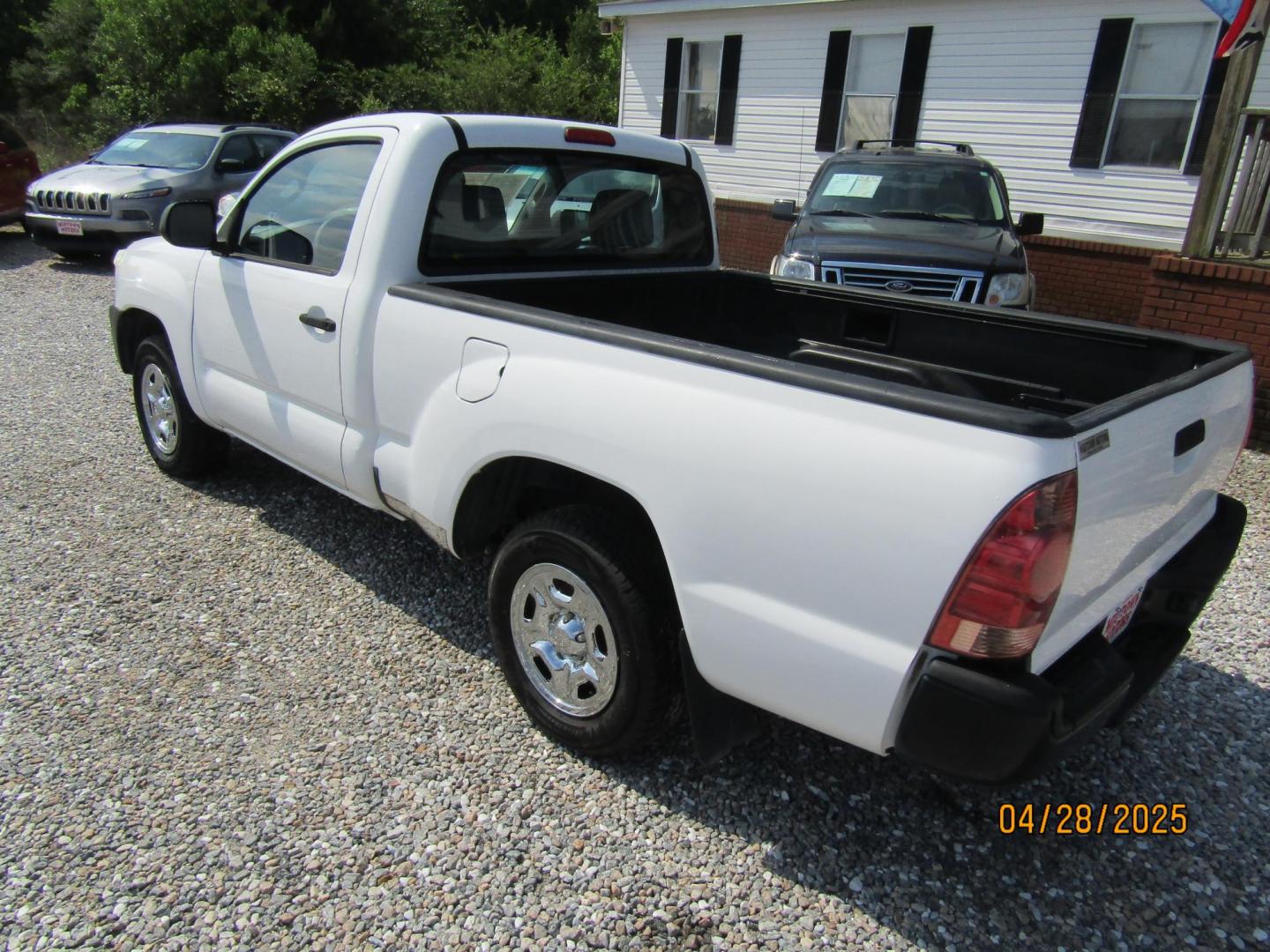 2012 WHITE Toyota Tacoma Regular Cab 2WD (5TFNX4CNXCX) with an 2.7L L4 DOHC 16V engine, Automatic transmission, located at 15016 S Hwy 231, Midland City, AL, 36350, (334) 983-3001, 31.306210, -85.495277 - Photo#4