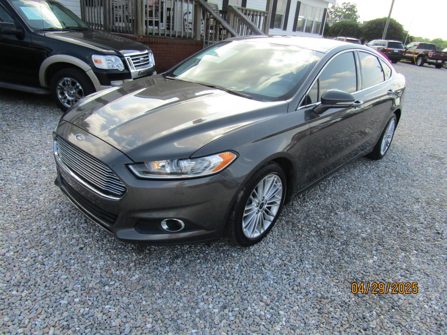 2016 Gray Ford Fusion SE (3FA6P0H92GR) with an 2.0L L4 DOHC 16V engine, Automatic transmission, located at 15016 S Hwy 231, Midland City, AL, 36350, (334) 983-3001, 31.306210, -85.495277 - Photo#1