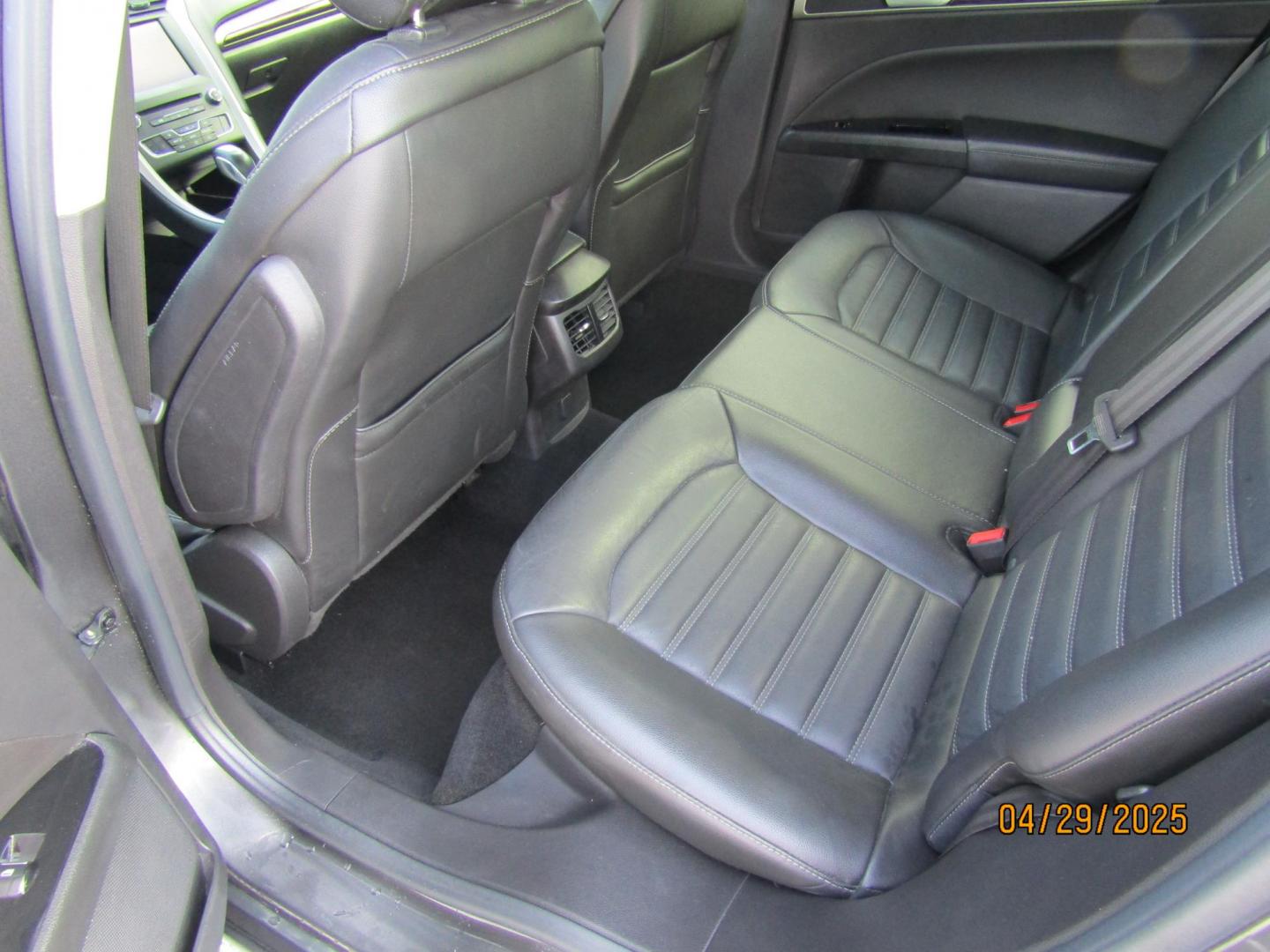 2016 Gray Ford Fusion SE (3FA6P0H92GR) with an 2.0L L4 DOHC 16V engine, Automatic transmission, located at 15016 S Hwy 231, Midland City, AL, 36350, (334) 983-3001, 31.306210, -85.495277 - Photo#3