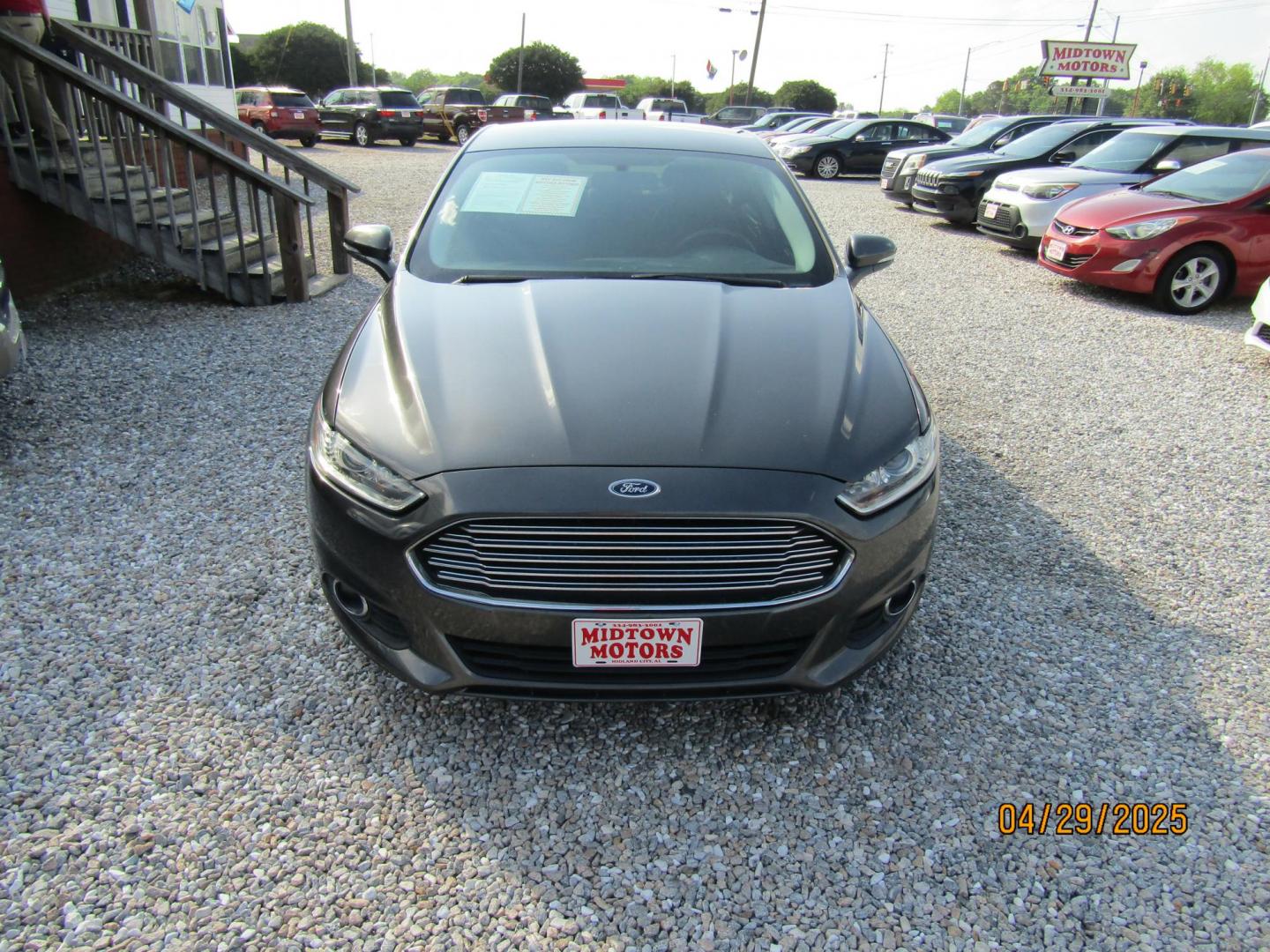 2016 Gray Ford Fusion SE (3FA6P0H92GR) with an 2.0L L4 DOHC 16V engine, Automatic transmission, located at 15016 S Hwy 231, Midland City, AL, 36350, (334) 983-3001, 31.306210, -85.495277 - Photo#4