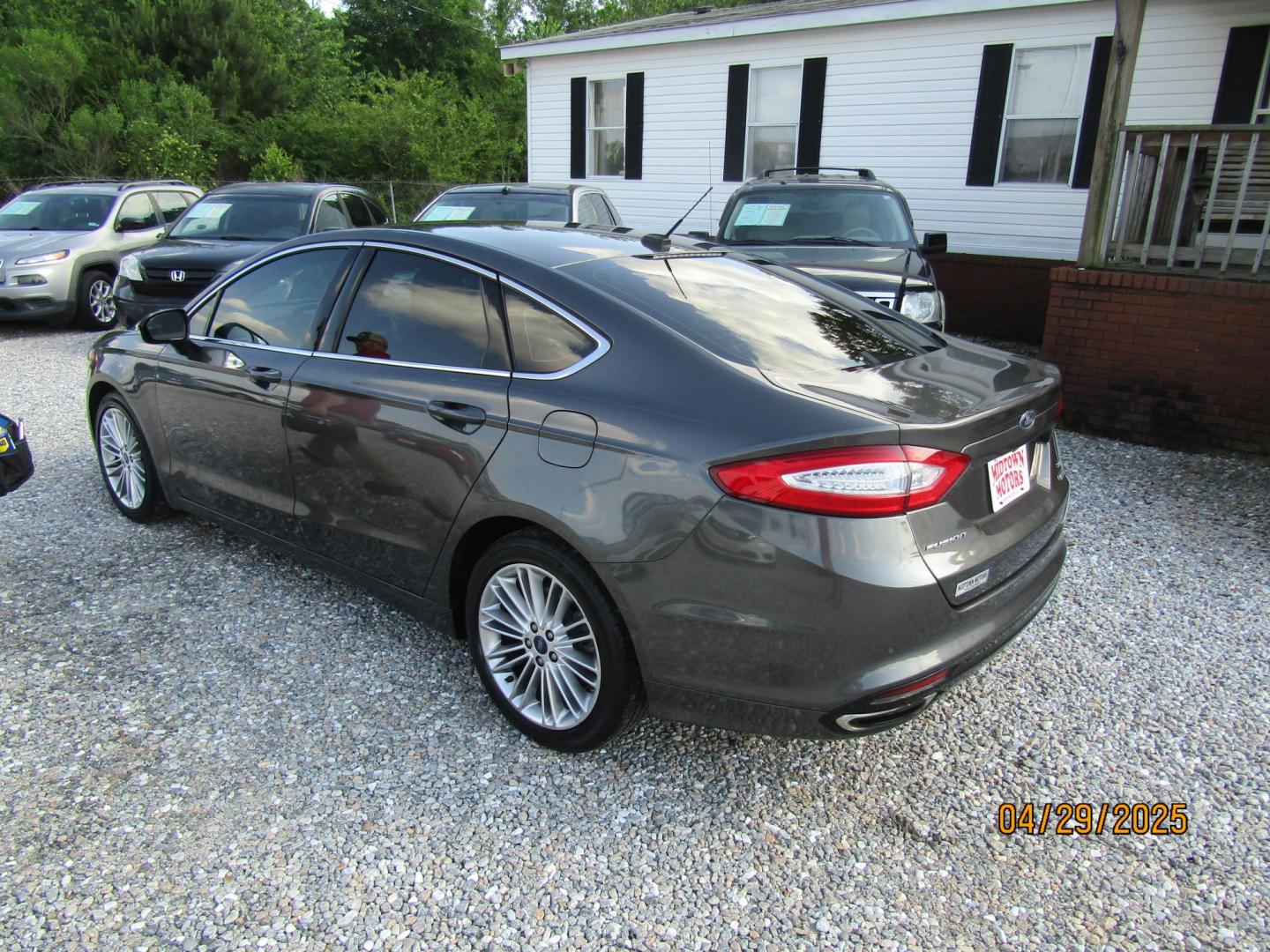 2016 Gray Ford Fusion SE (3FA6P0H92GR) with an 2.0L L4 DOHC 16V engine, Automatic transmission, located at 15016 S Hwy 231, Midland City, AL, 36350, (334) 983-3001, 31.306210, -85.495277 - Photo#5