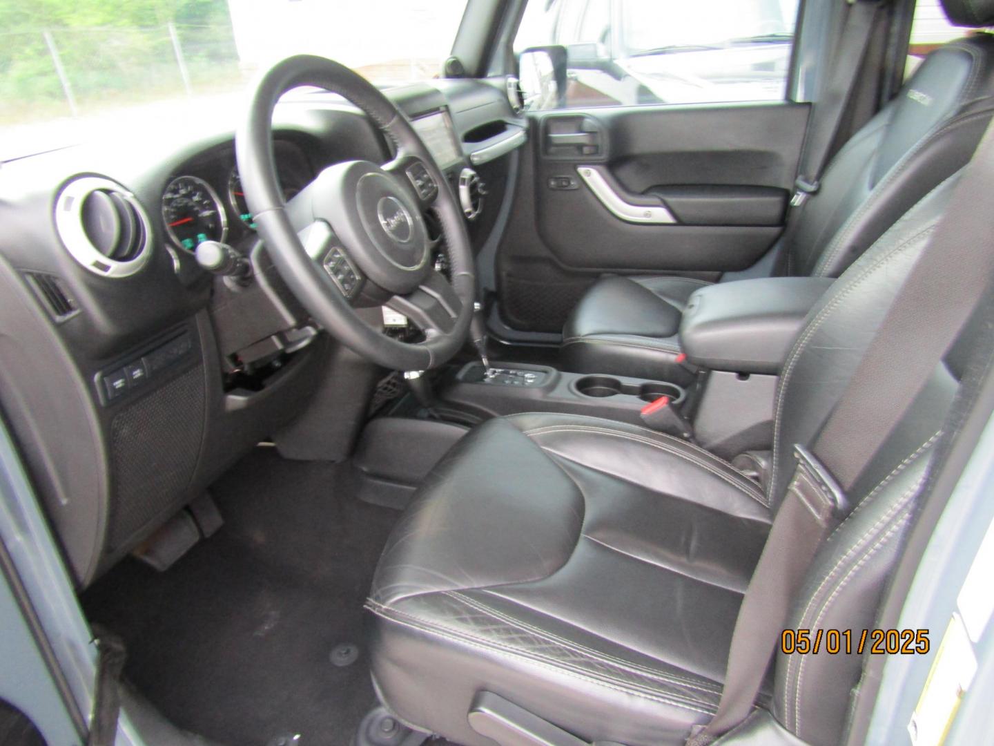 2014 Gray Jeep Wrangler Unlimited Rubicon 4WD (1C4HJWFG1EL) with an 3.6L V6 DOHC 24V FFV engine, Automatic transmission, located at 15016 S Hwy 231, Midland City, AL, 36350, (334) 983-3001, 31.306210, -85.495277 - Photo#3
