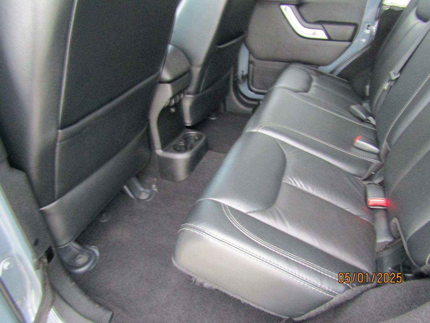 2014 Gray Jeep Wrangler Unlimited Rubicon 4WD (1C4HJWFG1EL) with an 3.6L V6 DOHC 24V FFV engine, Automatic transmission, located at 15016 S Hwy 231, Midland City, AL, 36350, (334) 983-3001, 31.306210, -85.495277 - Photo#4