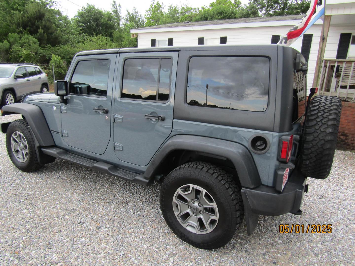 2014 Gray Jeep Wrangler Unlimited Rubicon 4WD (1C4HJWFG1EL) with an 3.6L V6 DOHC 24V FFV engine, Automatic transmission, located at 15016 S Hwy 231, Midland City, AL, 36350, (334) 983-3001, 31.306210, -85.495277 - Photo#5