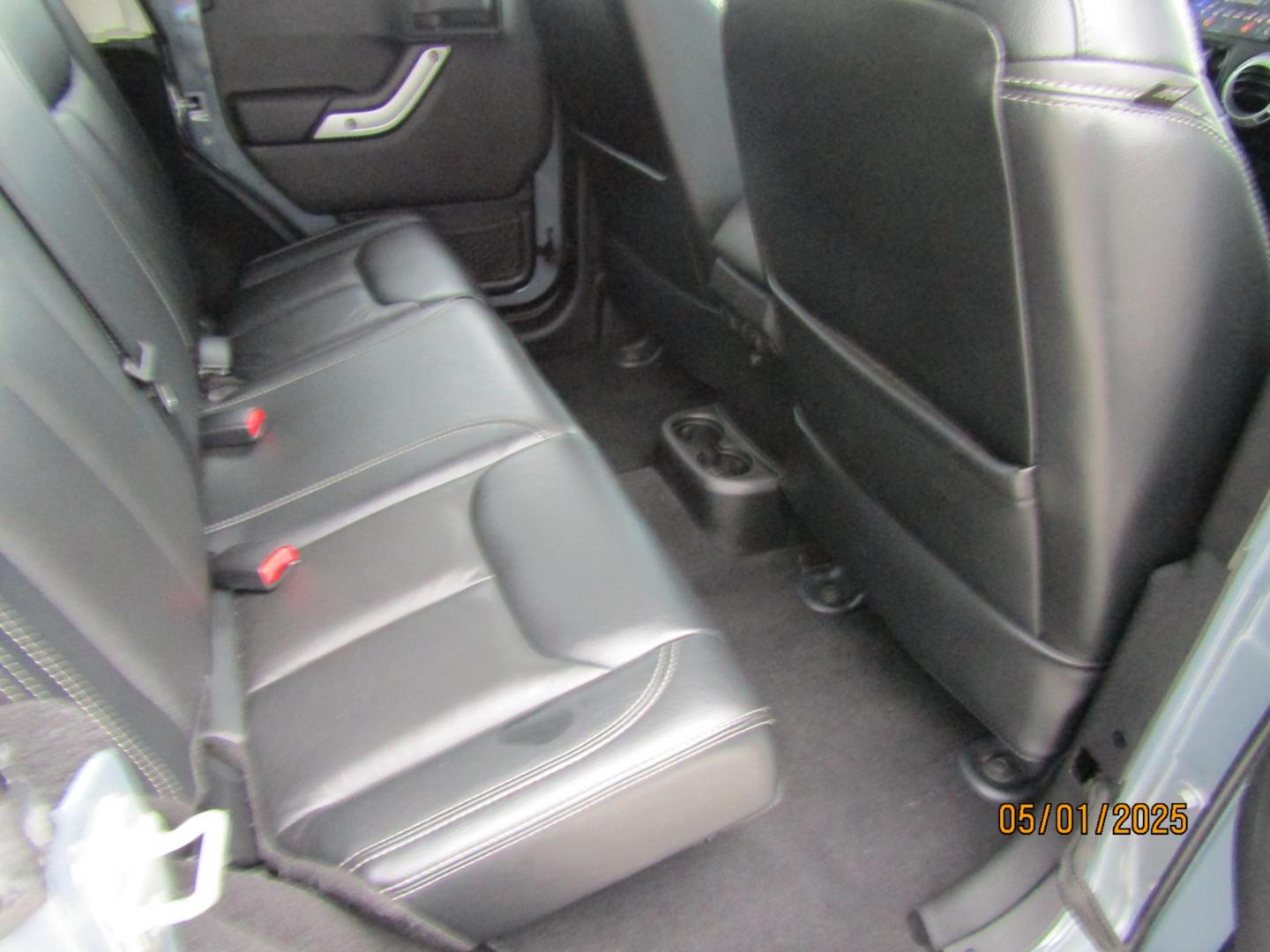 2014 Gray Jeep Wrangler Unlimited Rubicon 4WD (1C4HJWFG1EL) with an 3.6L V6 DOHC 24V FFV engine, Automatic transmission, located at 15016 S Hwy 231, Midland City, AL, 36350, (334) 983-3001, 31.306210, -85.495277 - Photo#8