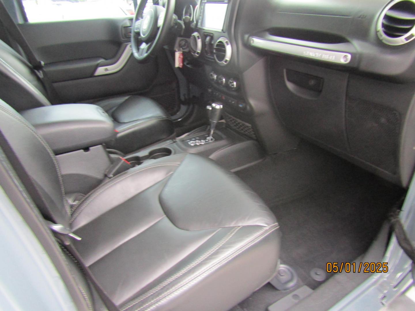 2014 Gray Jeep Wrangler Unlimited Rubicon 4WD (1C4HJWFG1EL) with an 3.6L V6 DOHC 24V FFV engine, Automatic transmission, located at 15016 S Hwy 231, Midland City, AL, 36350, (334) 983-3001, 31.306210, -85.495277 - Photo#9