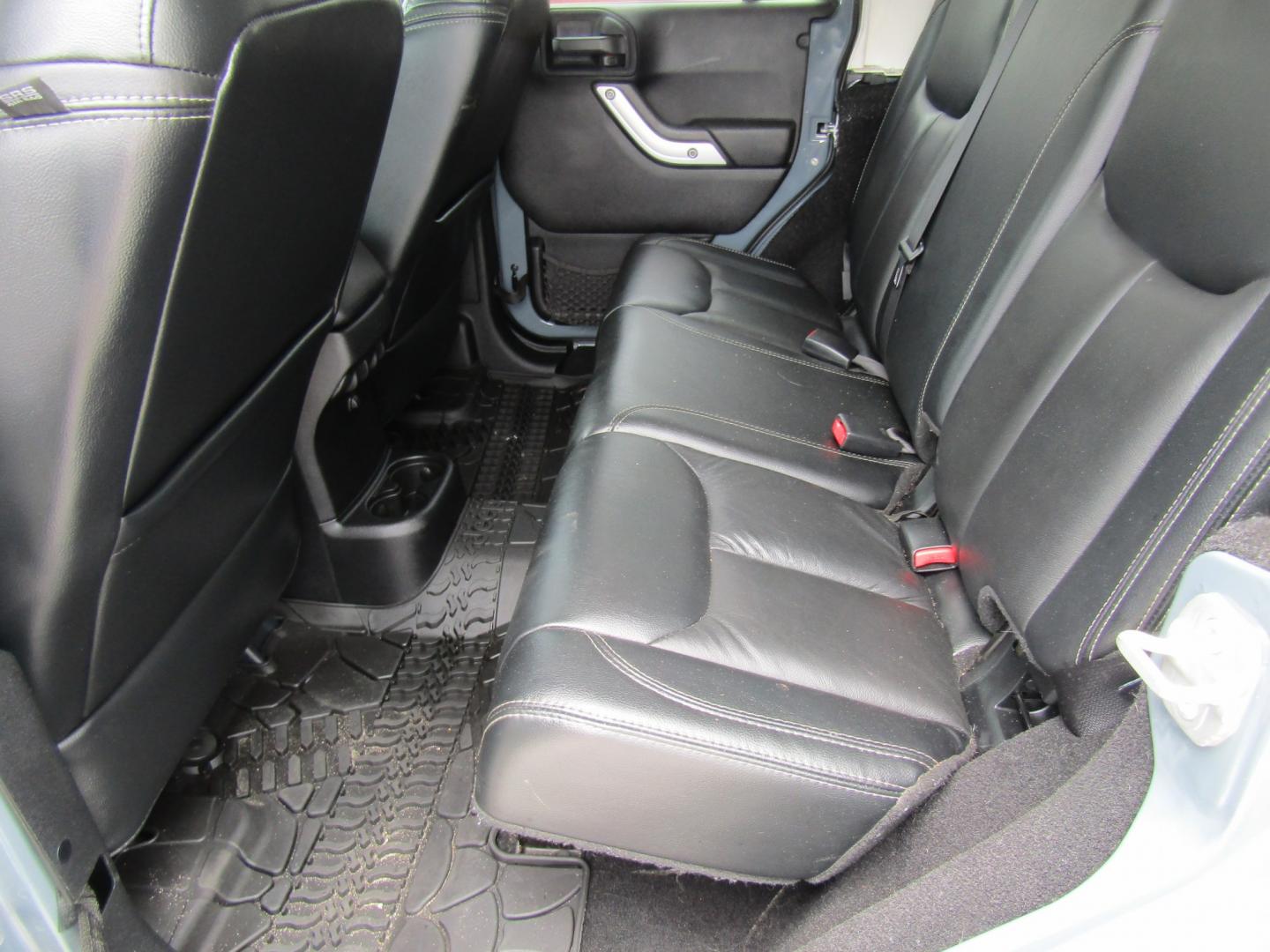 2014 Gray Jeep Wrangler Unlimited Rubicon 4WD (1C4HJWFG1EL) with an 3.6L V6 DOHC 24V FFV engine, Automatic transmission, located at 15016 S Hwy 231, Midland City, AL, 36350, (334) 983-3001, 31.306210, -85.495277- Photo#4