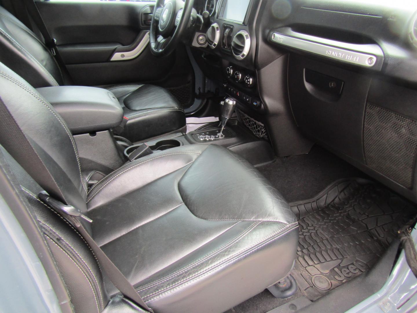 2014 Gray Jeep Wrangler Unlimited Rubicon 4WD (1C4HJWFG1EL) with an 3.6L V6 DOHC 24V FFV engine, Automatic transmission, located at 15016 S Hwy 231, Midland City, AL, 36350, (334) 983-3001, 31.306210, -85.495277- Photo#8