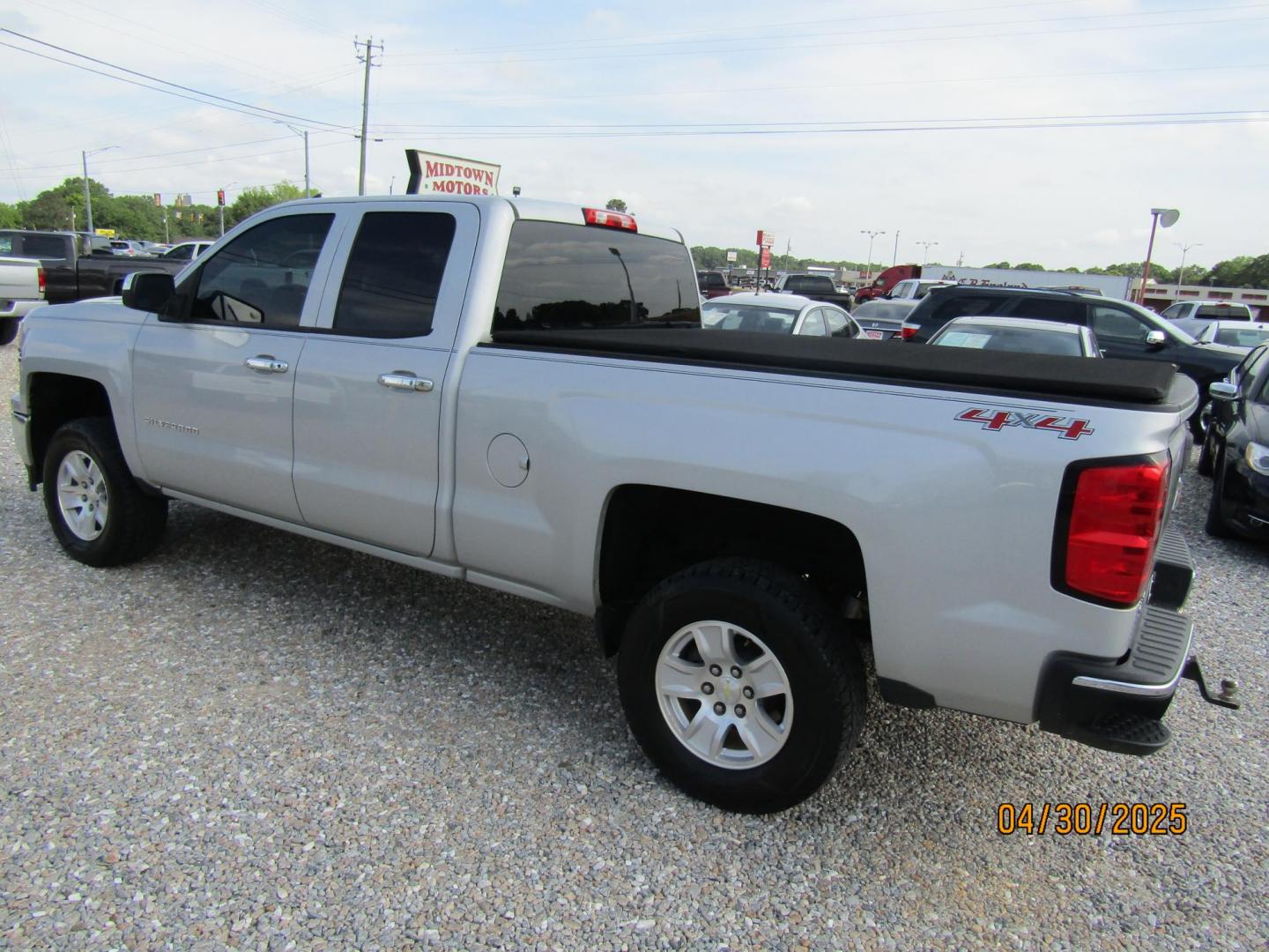 2014 Silver Chevrolet Silverado 1500 1LT Double Cab 4WD (1GCVKREH4EZ) with an 4.3L V6 OHV 12V engine, Automatic transmission, located at 15016 S Hwy 231, Midland City, AL, 36350, (334) 983-3001, 31.306210, -85.495277 - Photo#5