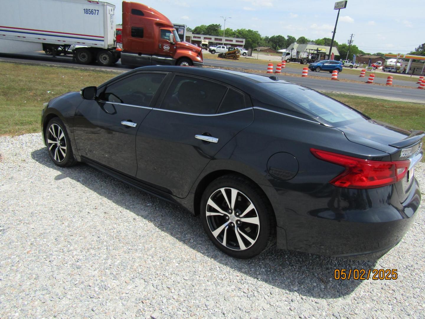 2016 Blue Nissan Maxima 3.5 S (1N4AA6AP4GC) with an 3.5L V6 DOHC 24V engine, Automatic transmission, located at 15016 S Hwy 231, Midland City, AL, 36350, (334) 983-3001, 31.306210, -85.495277 - Photo#5