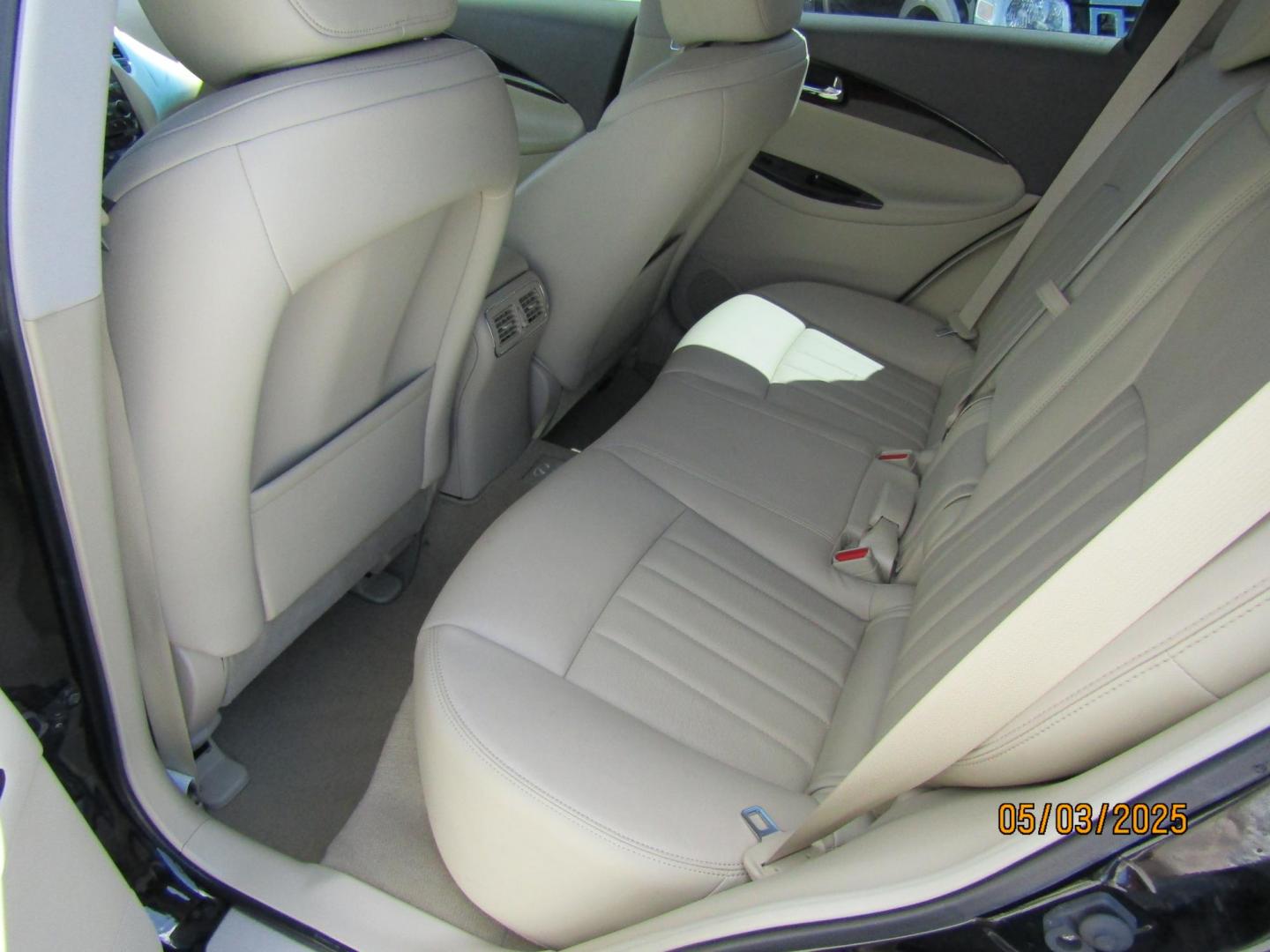 2015 Black Infiniti QX50 Base RWD (JN1BJ0HP6FM) with an 3.7L V6 DOHC 24V engine, Automatic transmission, located at 15016 S Hwy 231, Midland City, AL, 36350, (334) 983-3001, 31.306210, -85.495277 - Photo#4