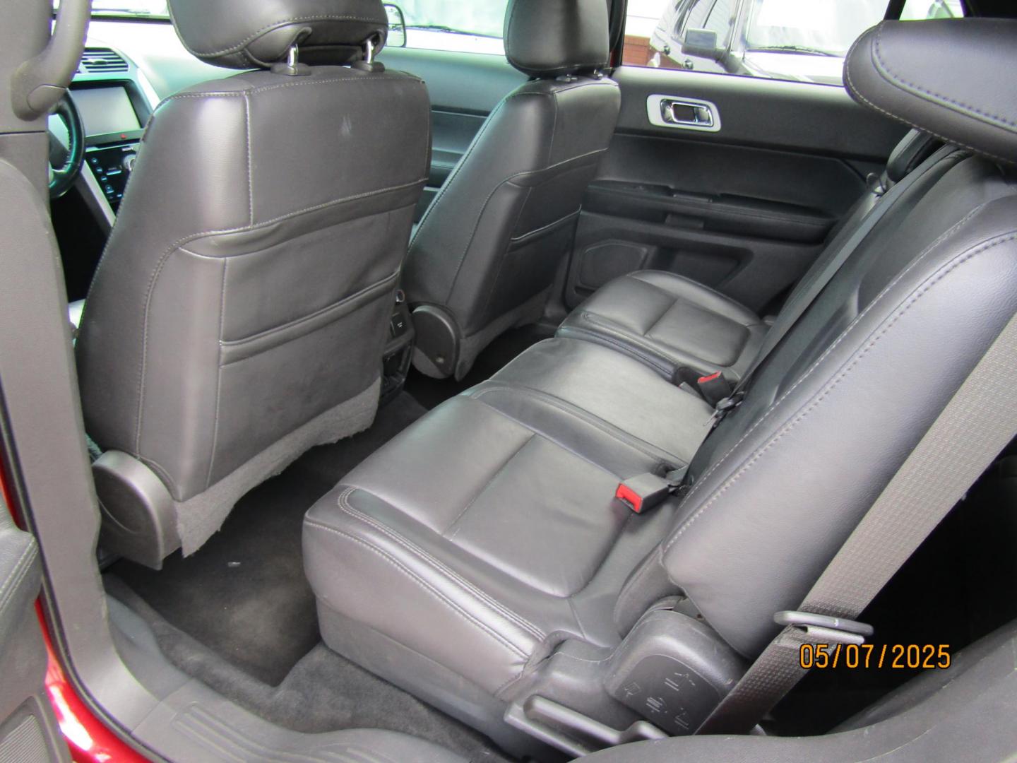 2015 Red Ford Explorer Limited FWD (1FM5K7F89FG) with an 3.5L V6 DOHC 24V engine, Automatic transmission, located at 15016 S Hwy 231, Midland City, AL, 36350, (334) 983-3001, 31.306210, -85.495277 - Photo#4