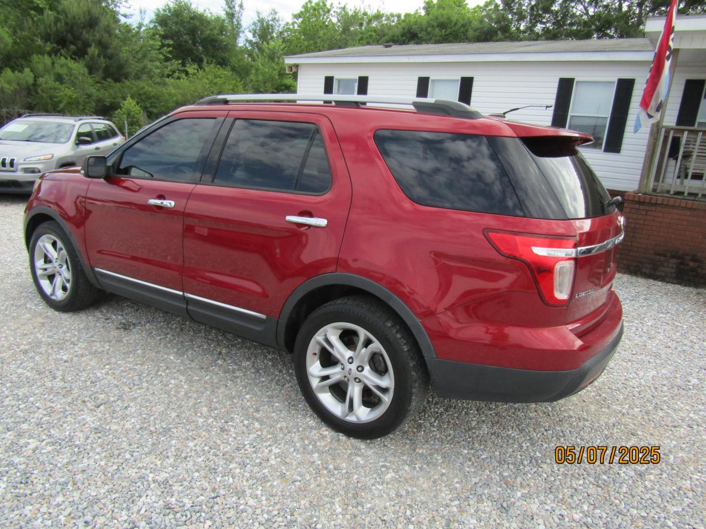2015 Red Ford Explorer Limited FWD (1FM5K7F89FG) with an 3.5L V6 DOHC 24V engine, Automatic transmission, located at 15016 S Hwy 231, Midland City, AL, 36350, (334) 983-3001, 31.306210, -85.495277 - Photo#5