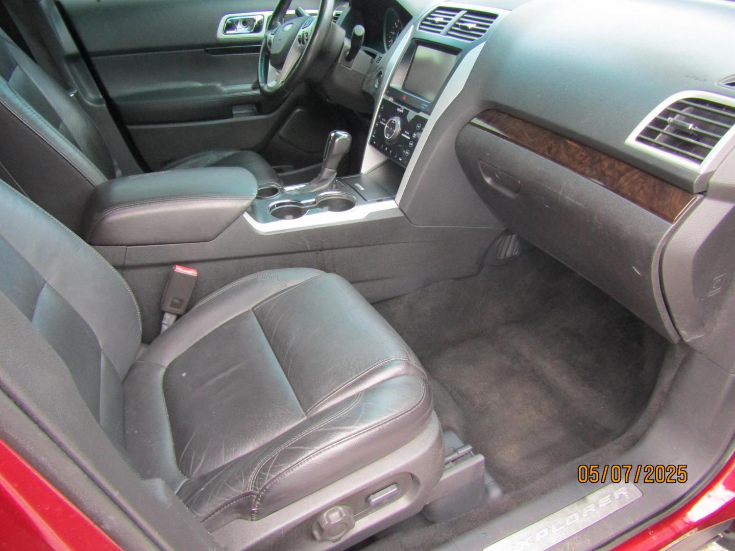 2015 Red Ford Explorer Limited FWD (1FM5K7F89FG) with an 3.5L V6 DOHC 24V engine, Automatic transmission, located at 15016 S Hwy 231, Midland City, AL, 36350, (334) 983-3001, 31.306210, -85.495277 - Photo#9