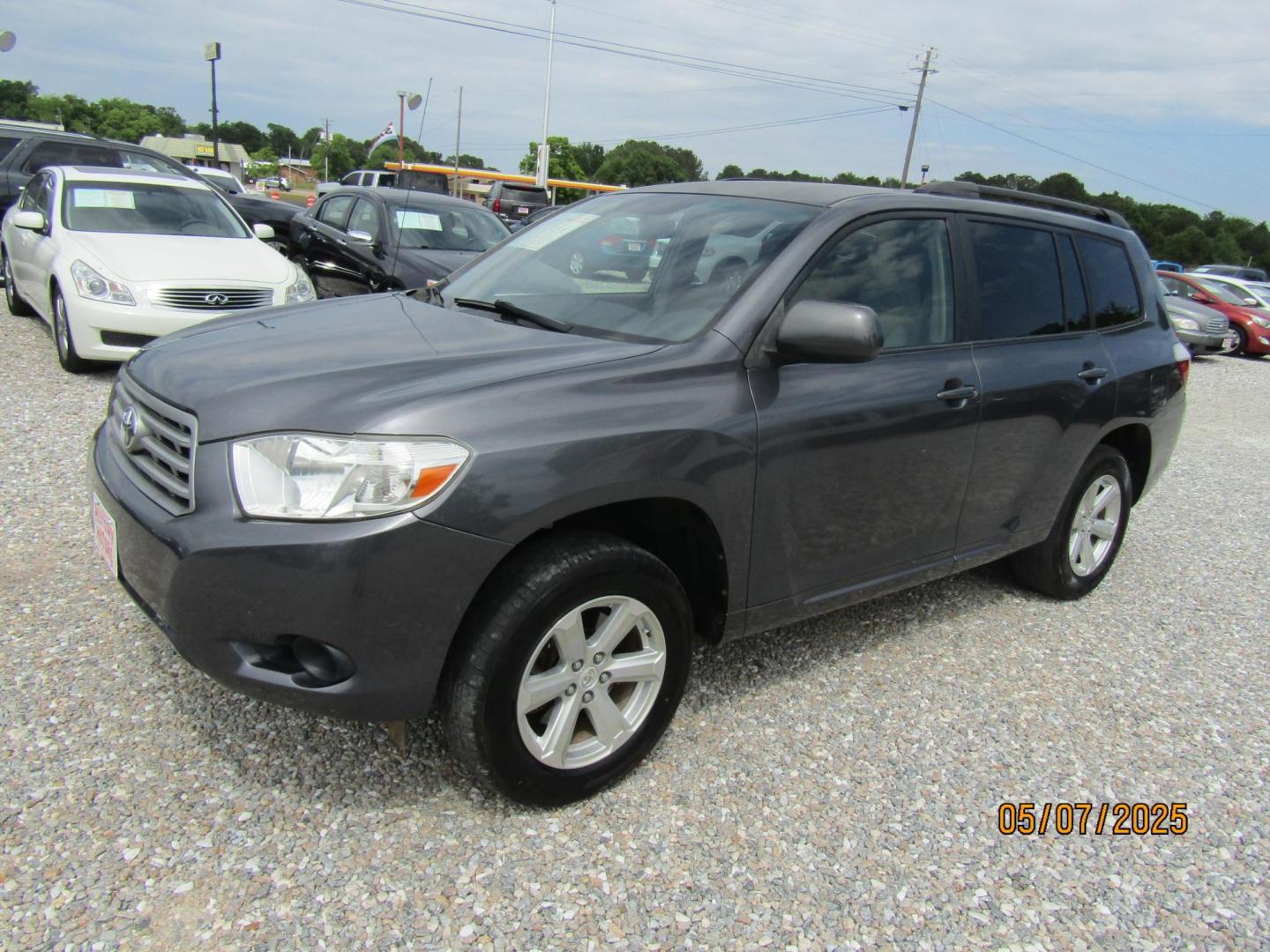 2009 Gray Toyota Highlander Base 2WD (JTEDA41A692) with an 3.5L V6 DOHC 24V engine, Automatic transmission, located at 15016 S Hwy 231, Midland City, AL, 36350, (334) 983-3001, 31.306210, -85.495277 - Photo#2