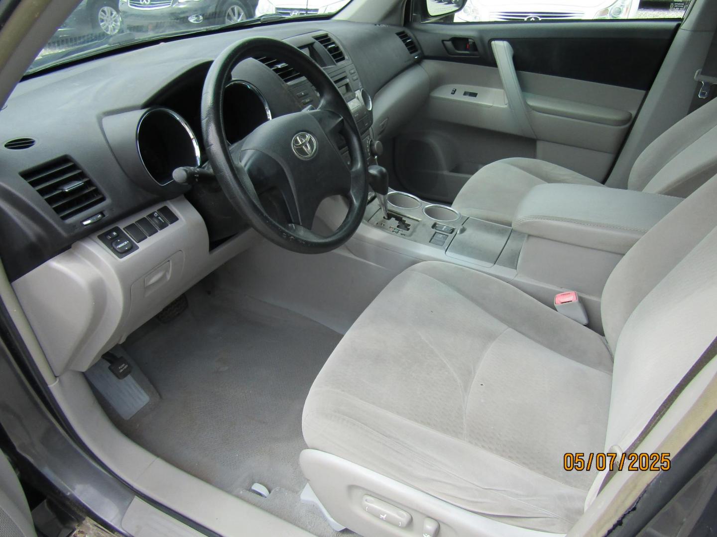 2009 Gray Toyota Highlander Base 2WD (JTEDA41A692) with an 3.5L V6 DOHC 24V engine, Automatic transmission, located at 15016 S Hwy 231, Midland City, AL, 36350, (334) 983-3001, 31.306210, -85.495277 - Photo#3