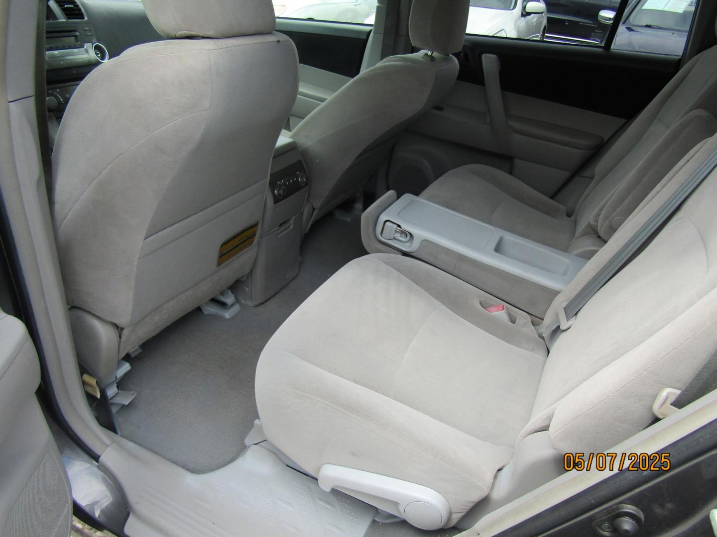 2009 Gray Toyota Highlander Base 2WD (JTEDA41A692) with an 3.5L V6 DOHC 24V engine, Automatic transmission, located at 15016 S Hwy 231, Midland City, AL, 36350, (334) 983-3001, 31.306210, -85.495277 - Photo#4