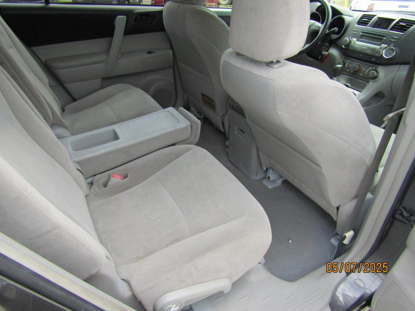 2009 Gray Toyota Highlander Base 2WD (JTEDA41A692) with an 3.5L V6 DOHC 24V engine, Automatic transmission, located at 15016 S Hwy 231, Midland City, AL, 36350, (334) 983-3001, 31.306210, -85.495277 - Photo#8