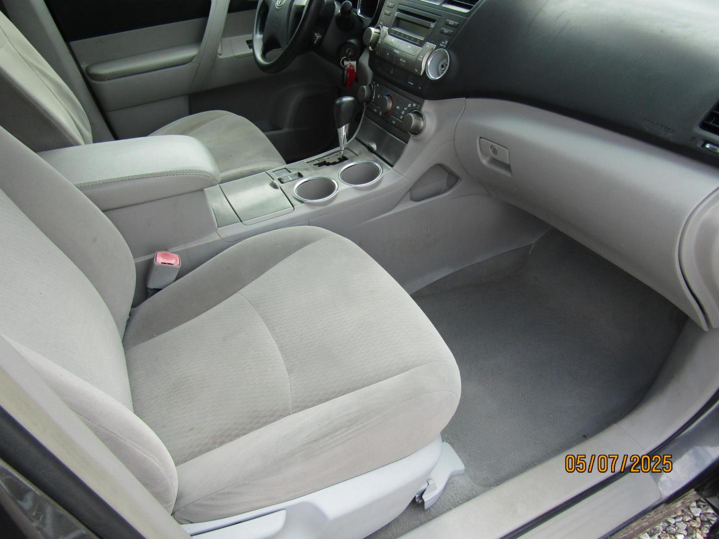 2009 Gray Toyota Highlander Base 2WD (JTEDA41A692) with an 3.5L V6 DOHC 24V engine, Automatic transmission, located at 15016 S Hwy 231, Midland City, AL, 36350, (334) 983-3001, 31.306210, -85.495277 - Photo#9
