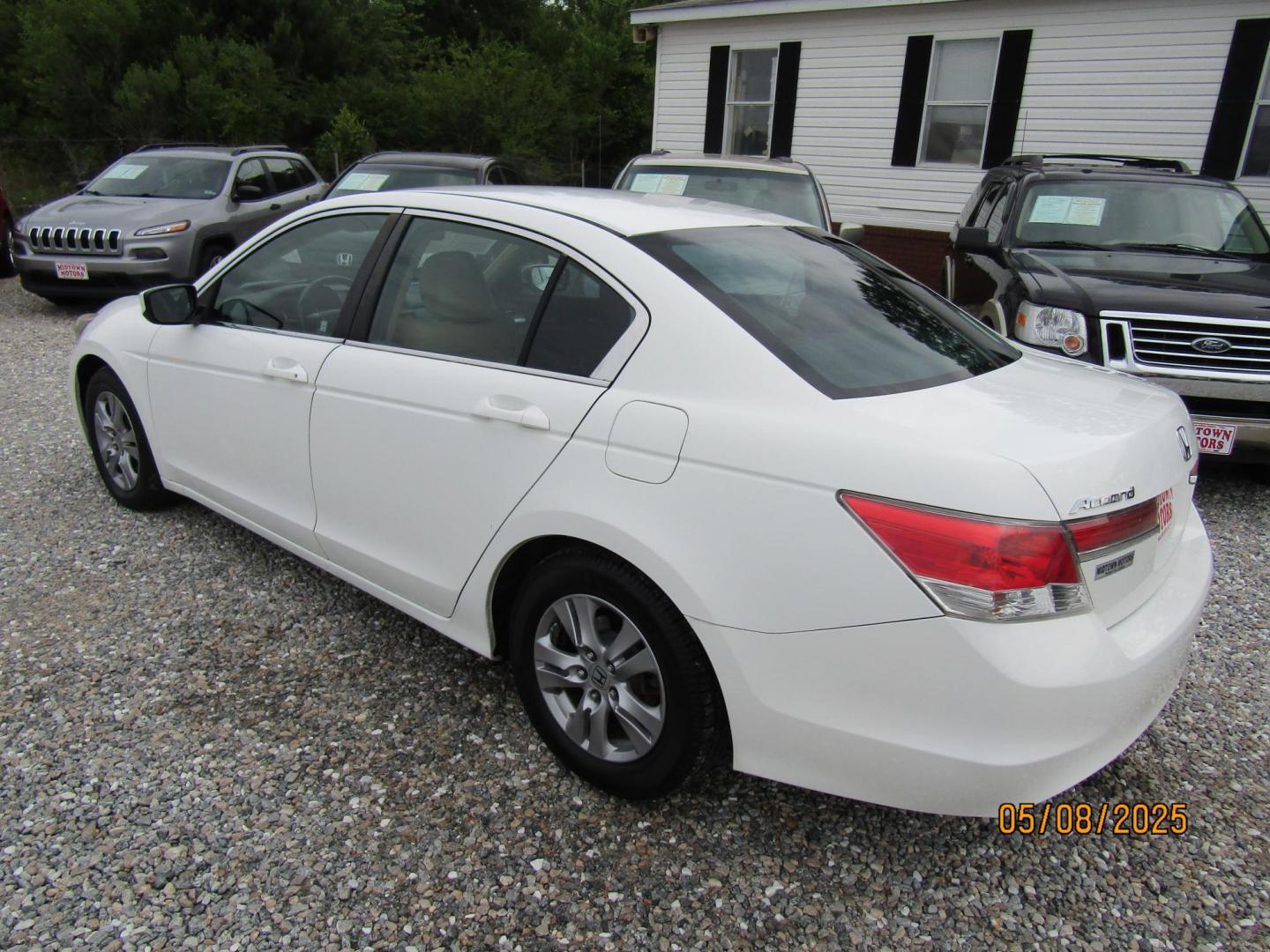 2012 WHITE Honda Accord SE Sedan AT (1HGCP2F69CA) with an 2.4L L4 DOHC 16V engine, Automatic transmission, located at 15016 S Hwy 231, Midland City, AL, 36350, (334) 983-3001, 31.306210, -85.495277 - Photo#5
