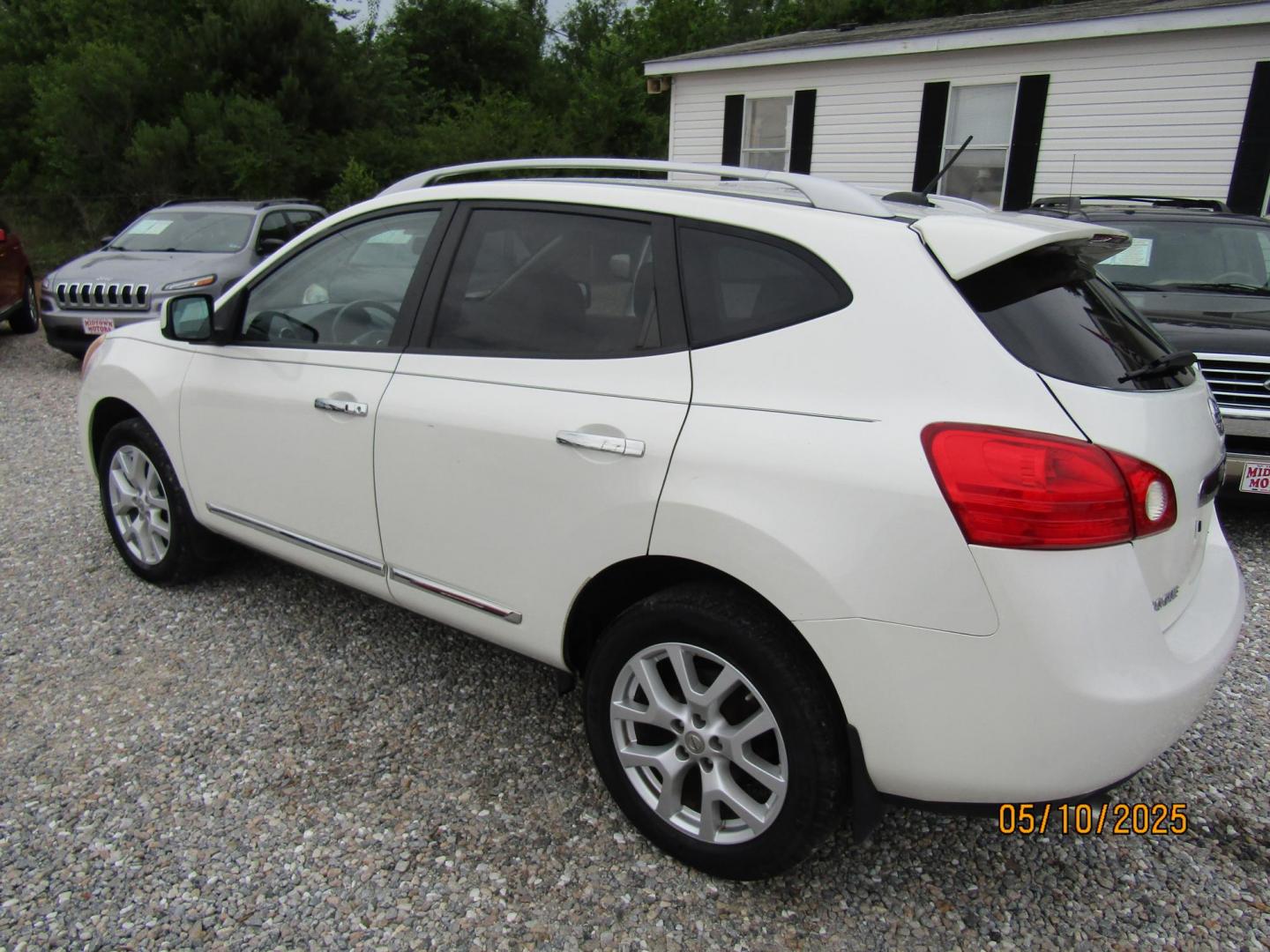 2011 WHITE Nissan Rogue S 2WD (JN8AS5MT5BW) with an 2.5L L4 DOHC 16V engine, Automatic transmission, located at 15016 S Hwy 231, Midland City, AL, 36350, (334) 983-3001, 31.306210, -85.495277 - Photo#5
