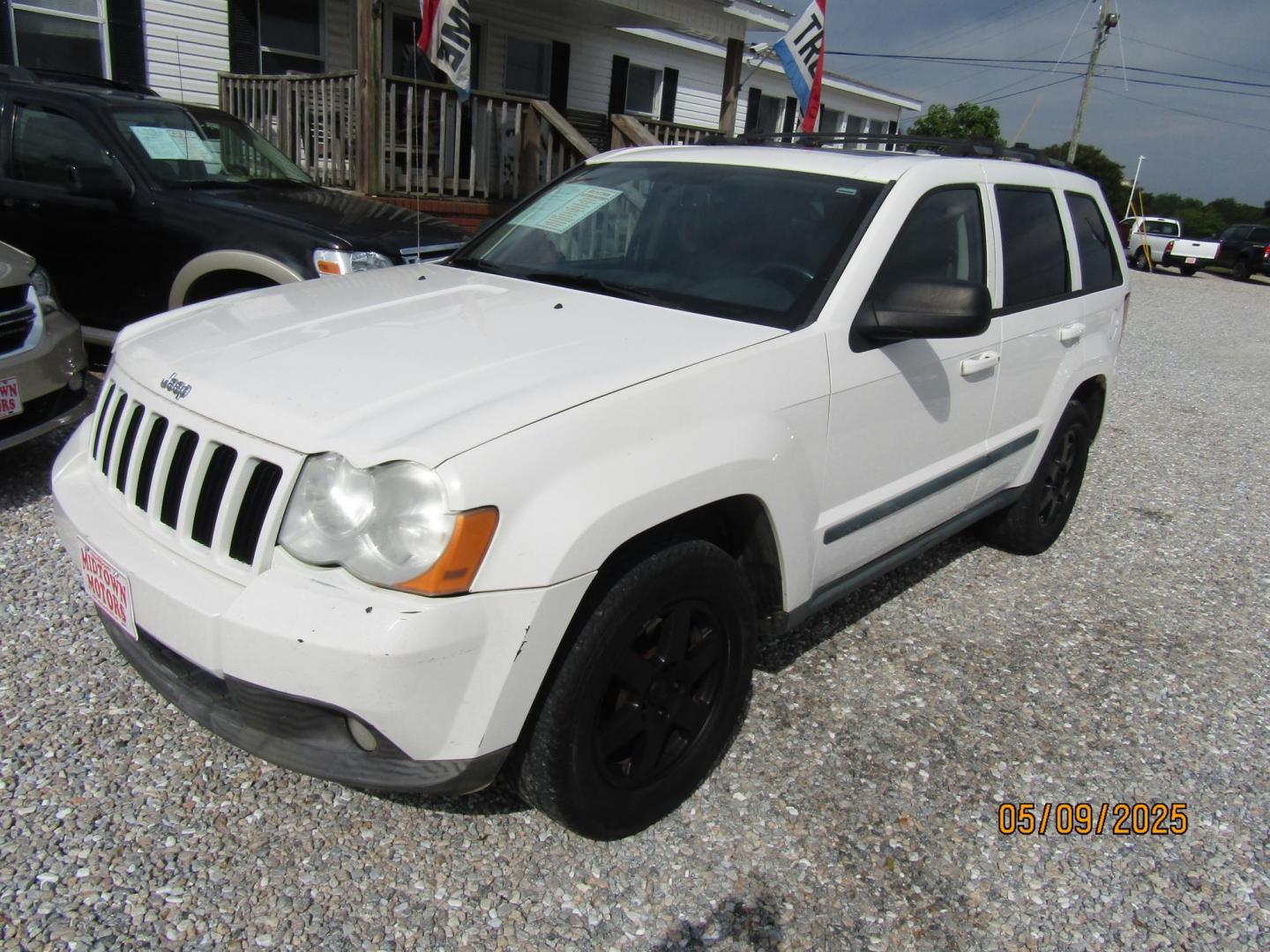 2008 WHITE Jeep Grand Cherokee Laredo 2WD (1J8GS48K68C) with an 3.7L V6 SOHC 12V engine, Automatic transmission, located at 15016 S Hwy 231, Midland City, AL, 36350, (334) 983-3001, 31.306210, -85.495277 - Photo#2