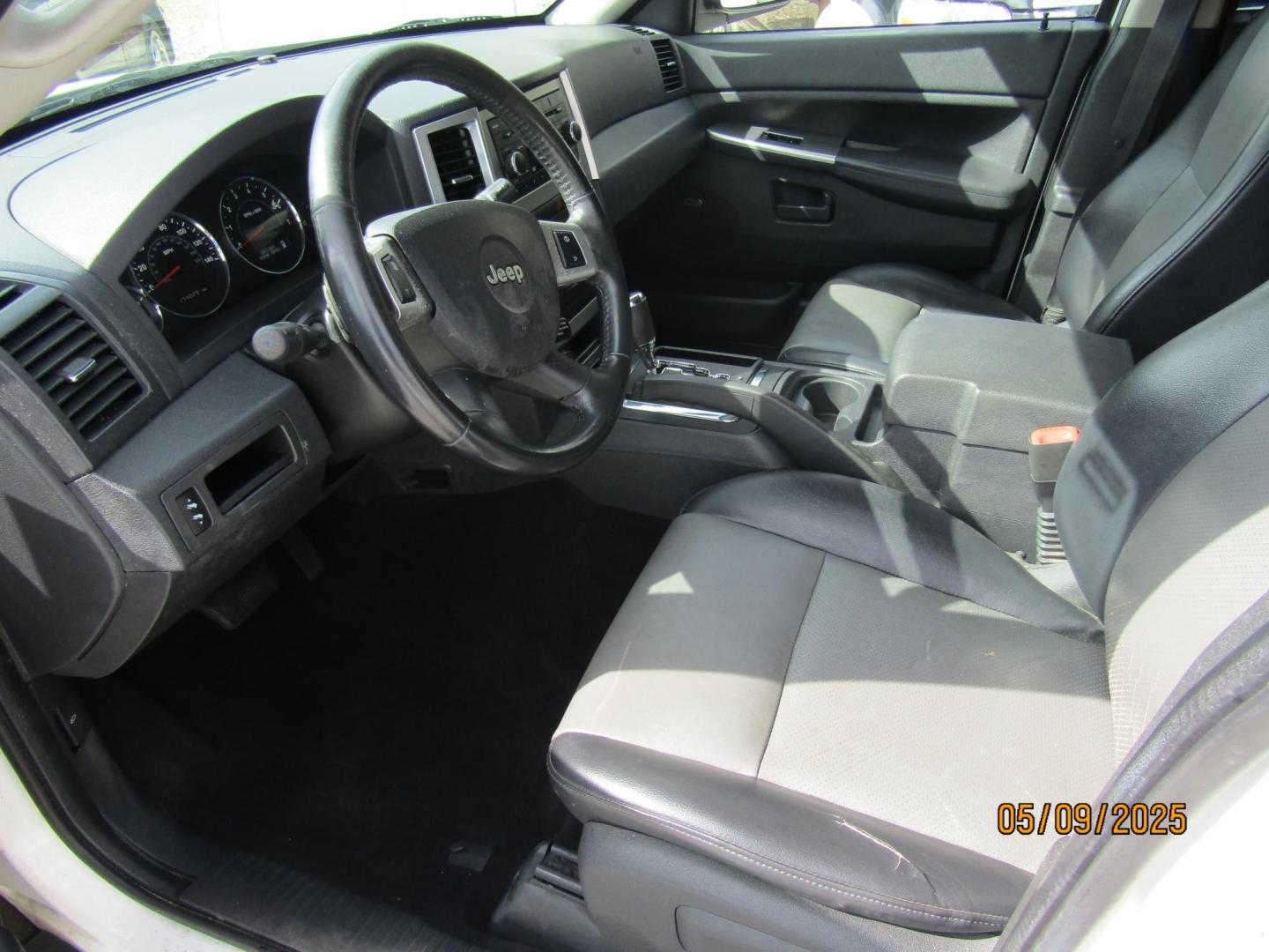 2008 WHITE Jeep Grand Cherokee Laredo 2WD (1J8GS48K68C) with an 3.7L V6 SOHC 12V engine, Automatic transmission, located at 15016 S Hwy 231, Midland City, AL, 36350, (334) 983-3001, 31.306210, -85.495277 - Photo#3